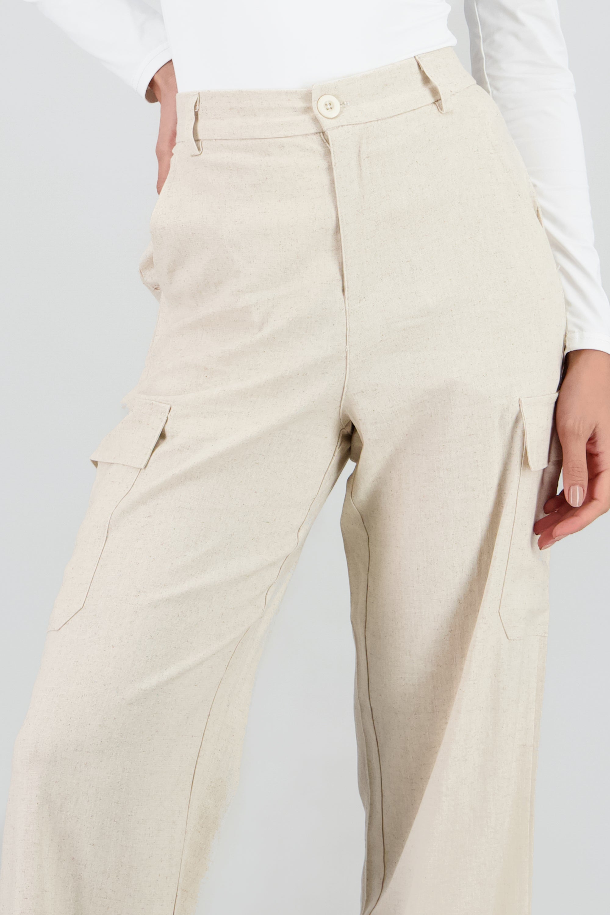 Pantalon recto detalle bolsas cargo BEIGE