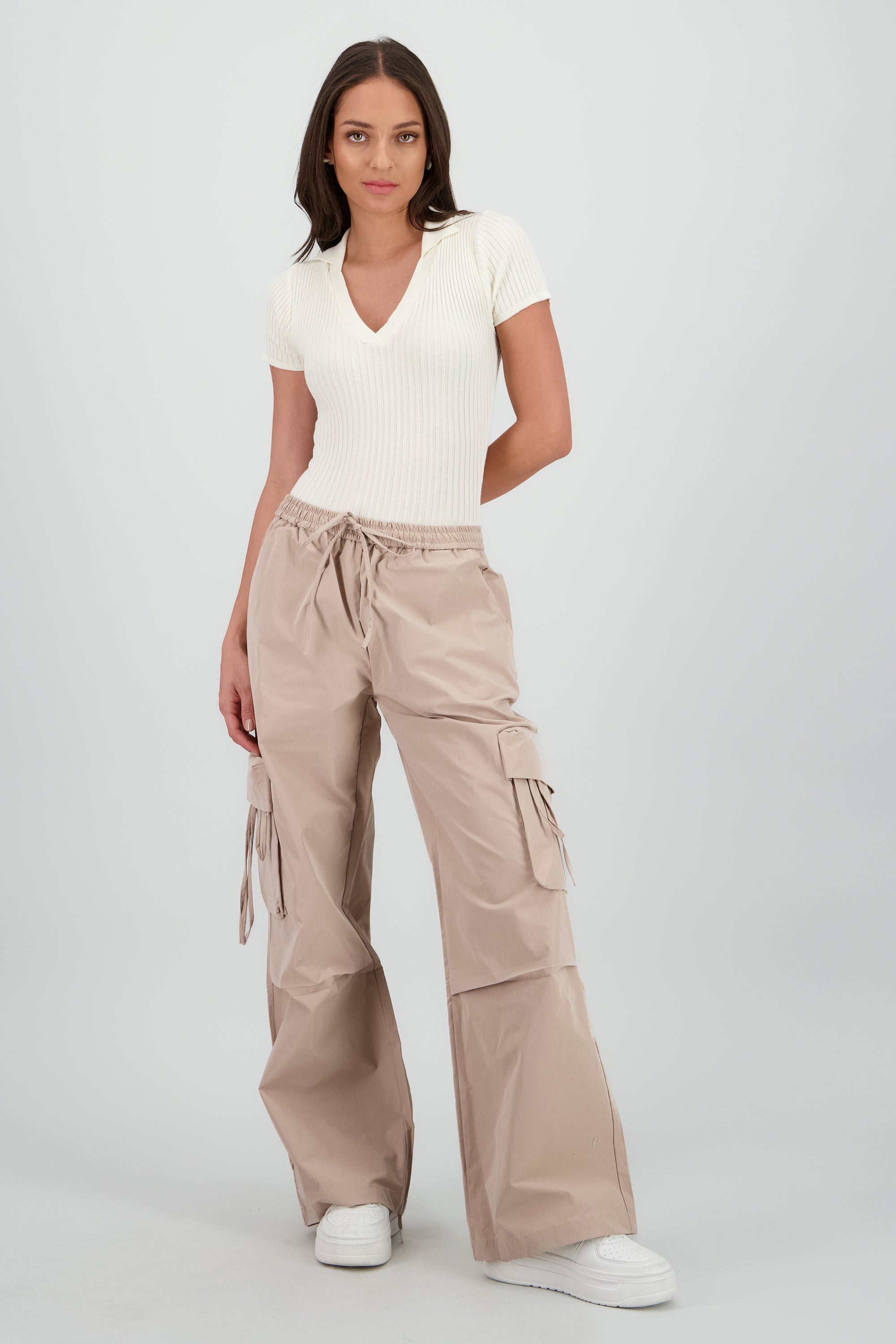 Pantalon amplio detalle bolsas lazos KHAKI