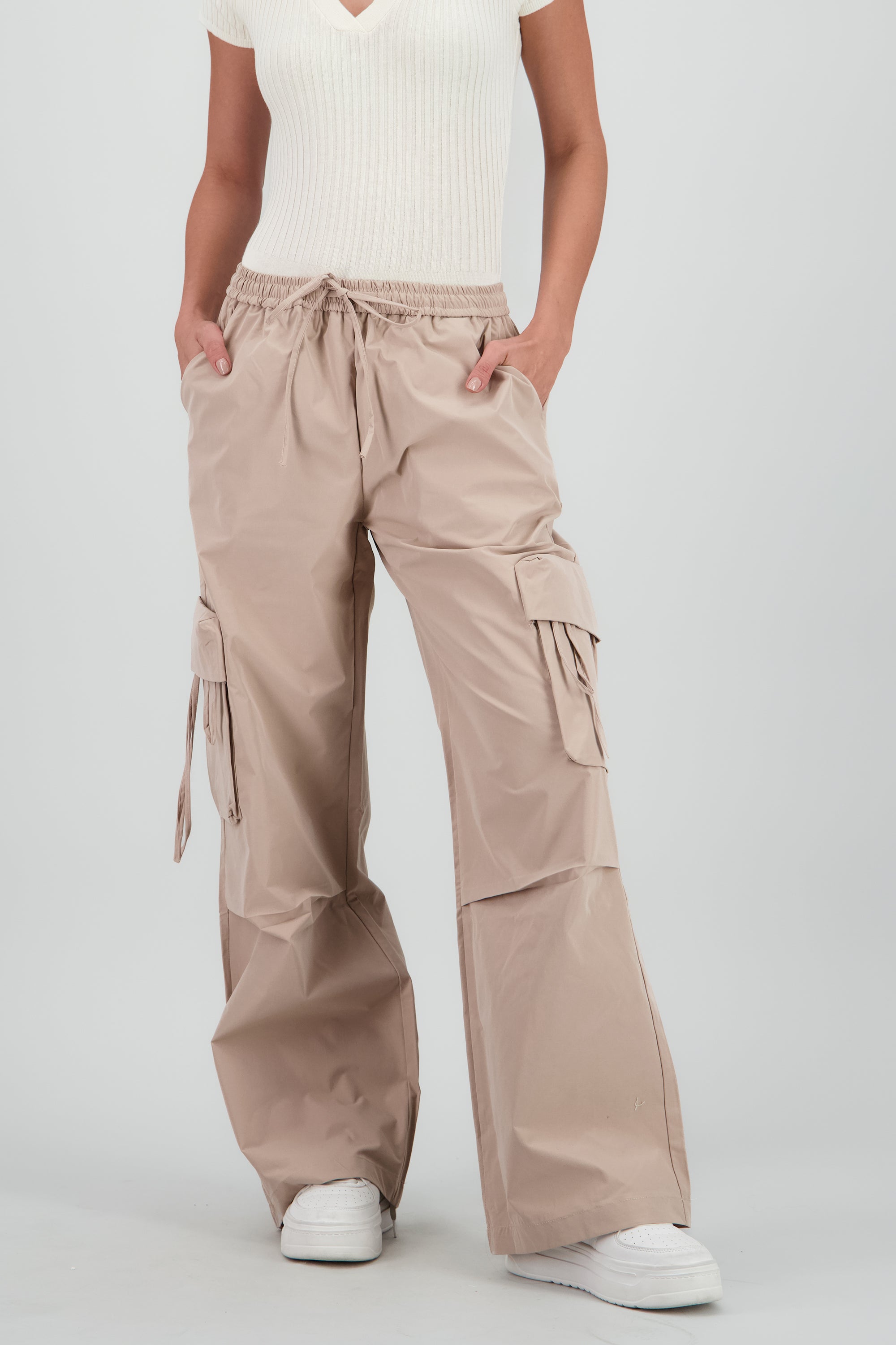 Pantalon amplio detalle bolsas lazos KHAKI