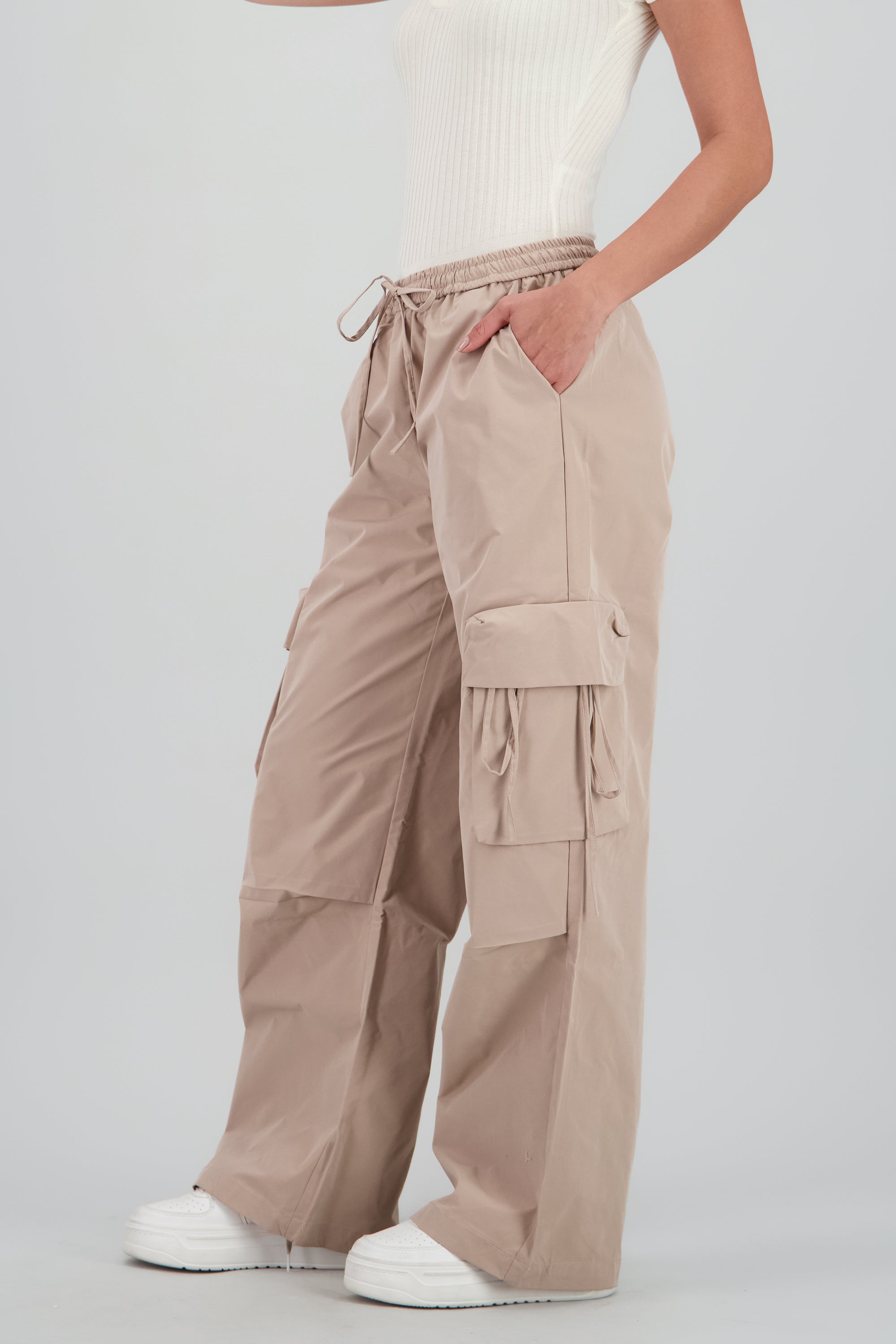 Pantalon amplio detalle bolsas lazos KHAKI