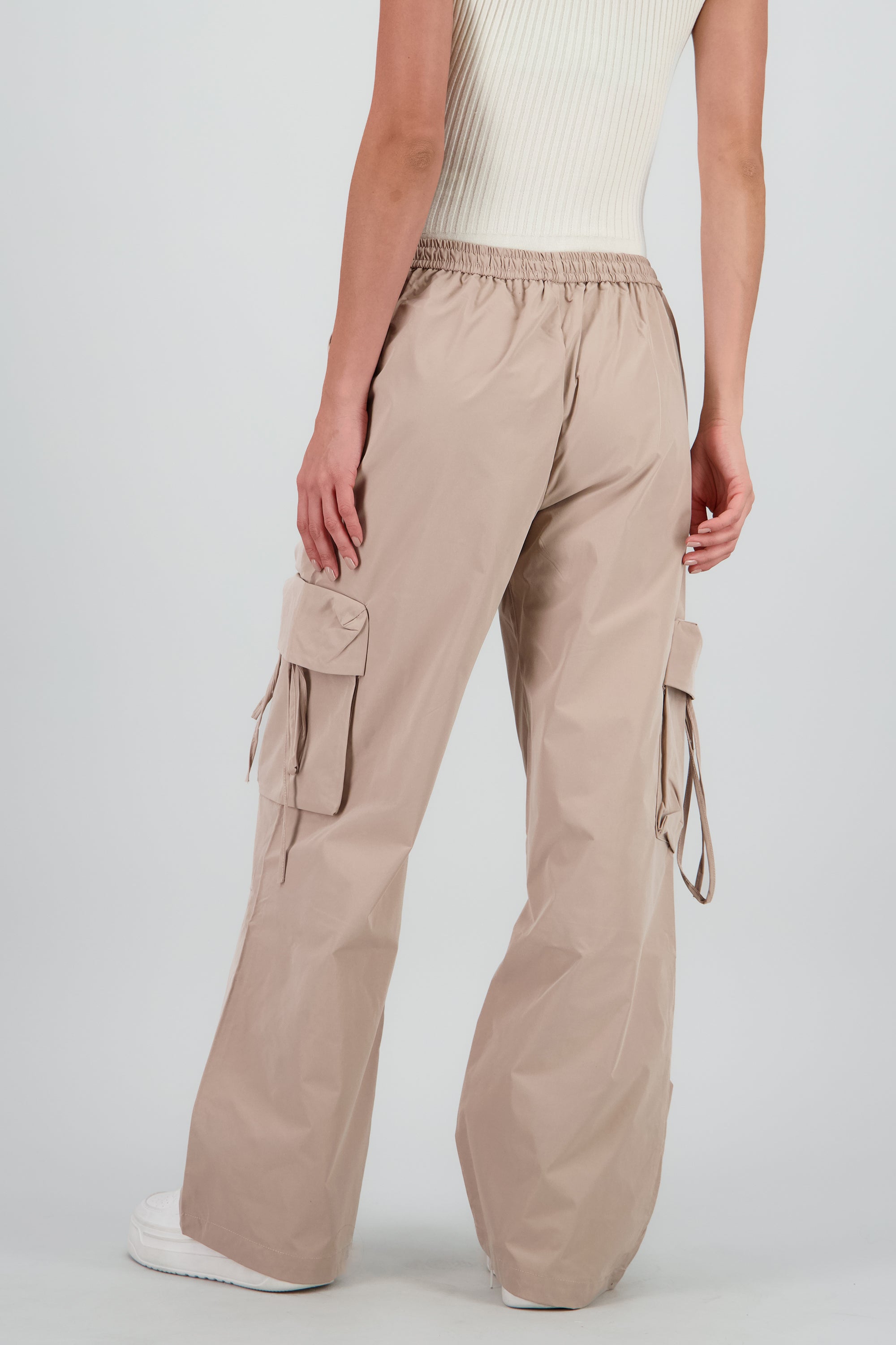 Pantalon amplio detalle bolsas lazos KHAKI