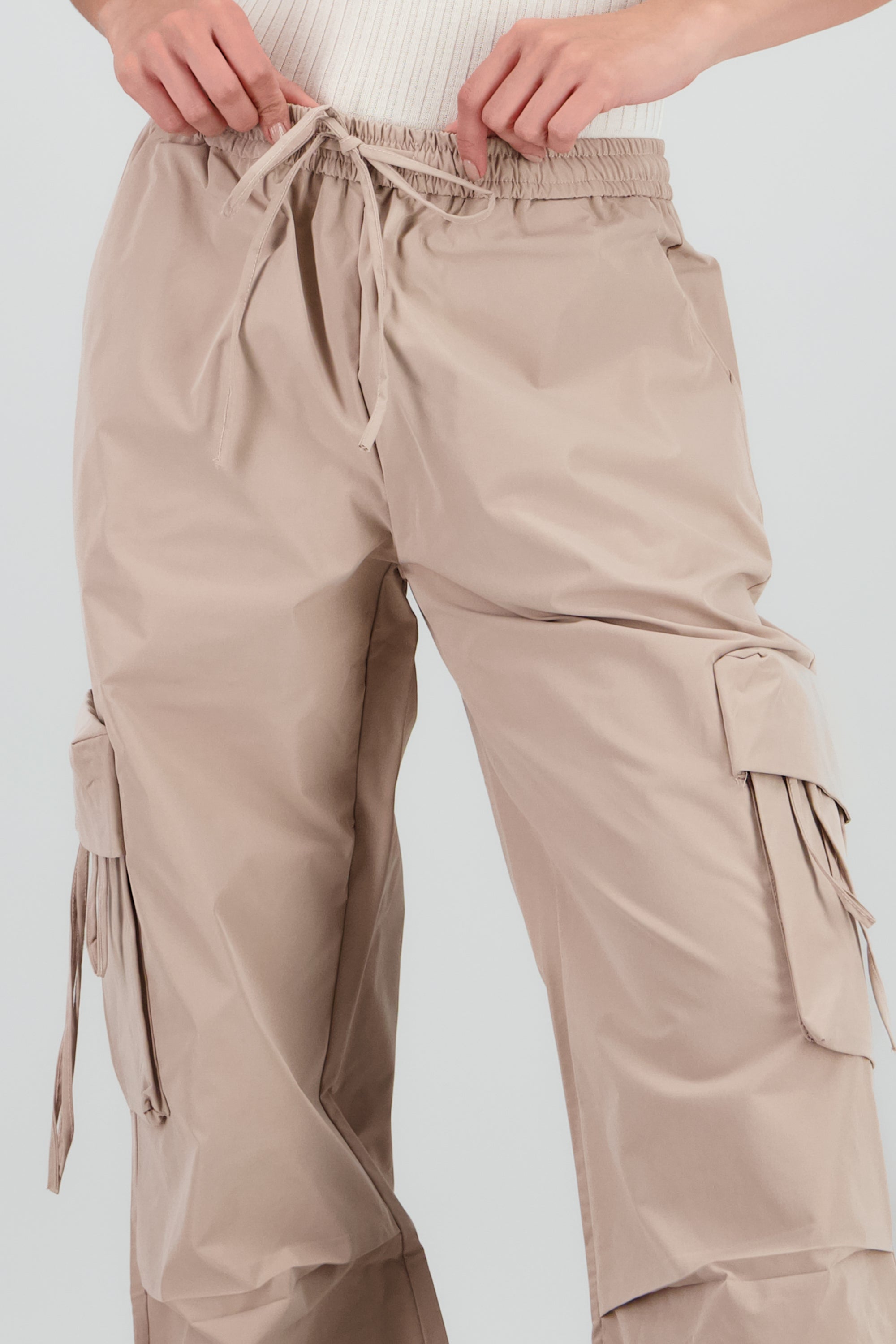 Pantalon amplio detalle bolsas lazos KHAKI