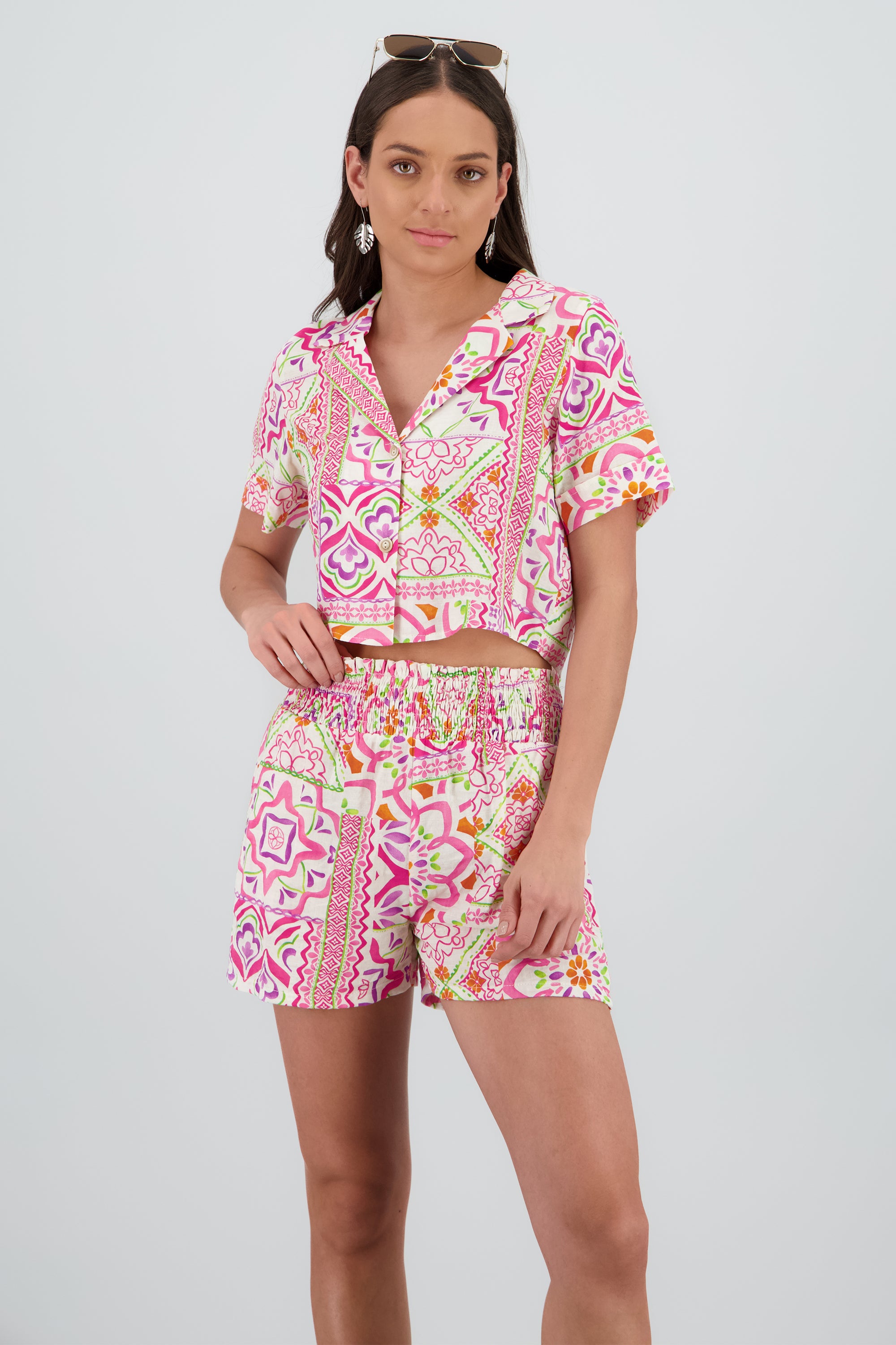 Camisa crop manga corta detalle cuello ROSA COMBO