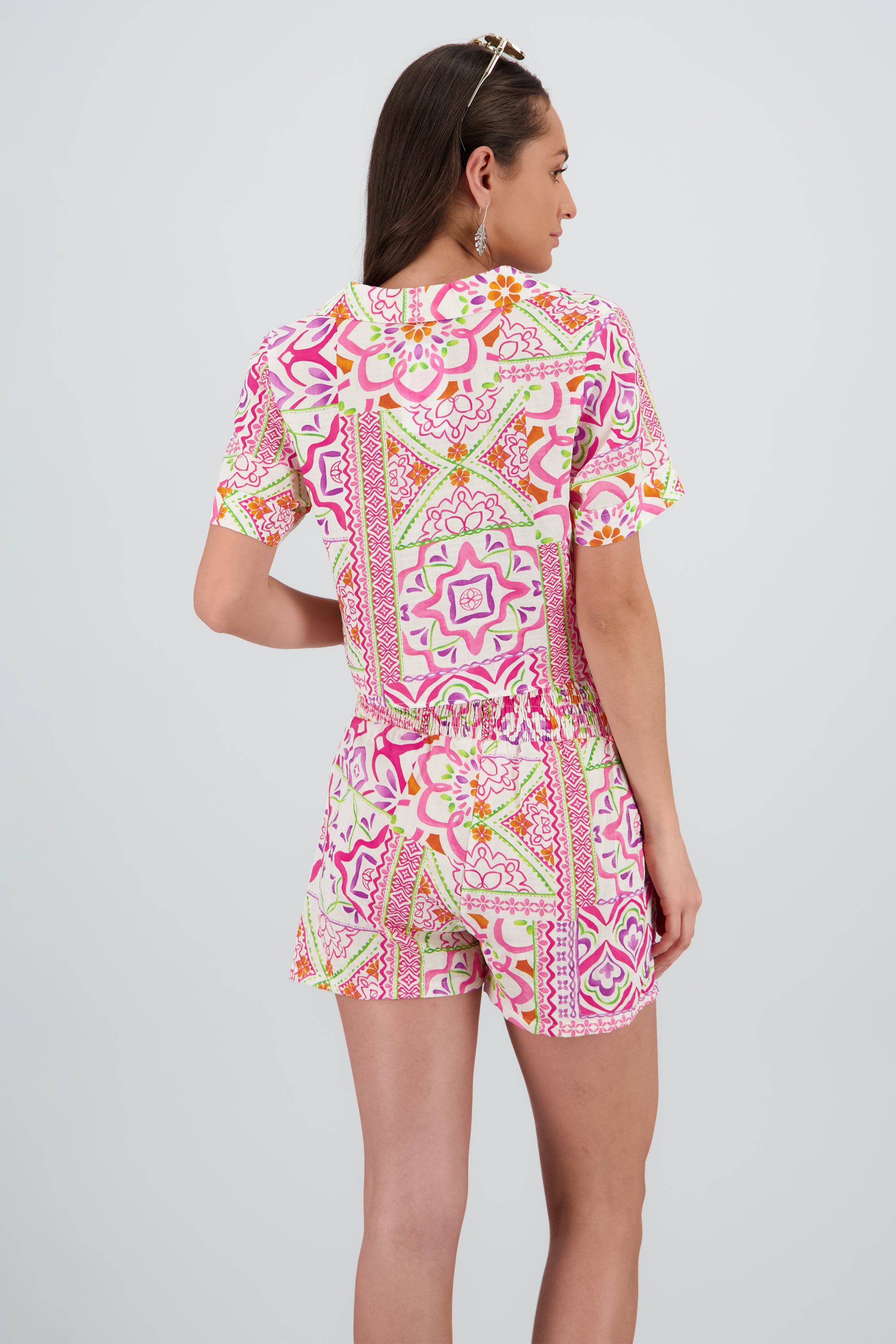 Camisa crop manga corta detalle cuello ROSA COMBO