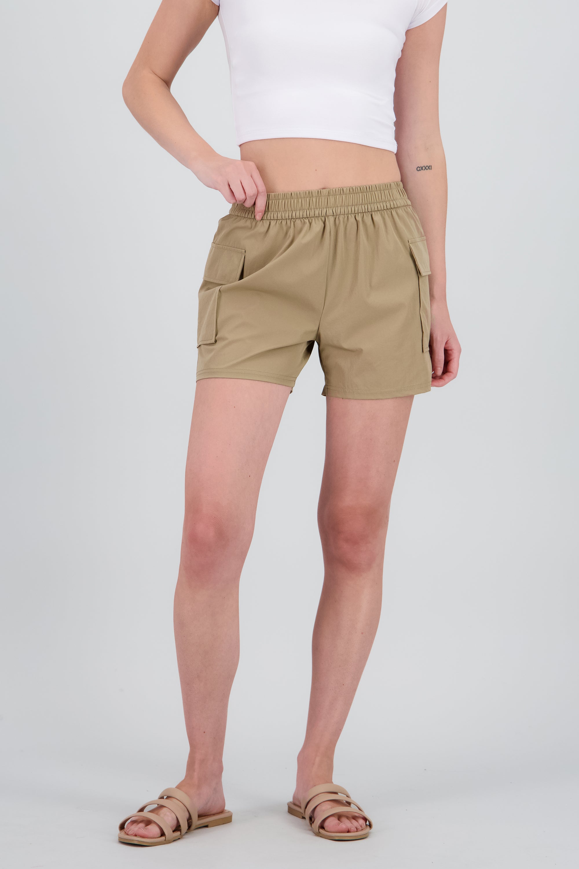 Shorts con bolsas cargo lisos GREIGE