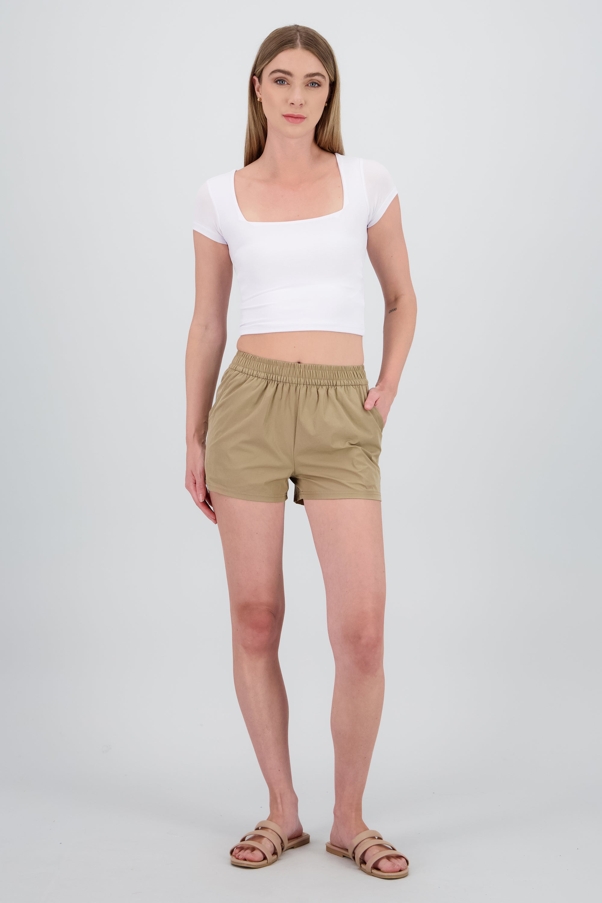 Shorts cortos con bolsas lisos KHAKI