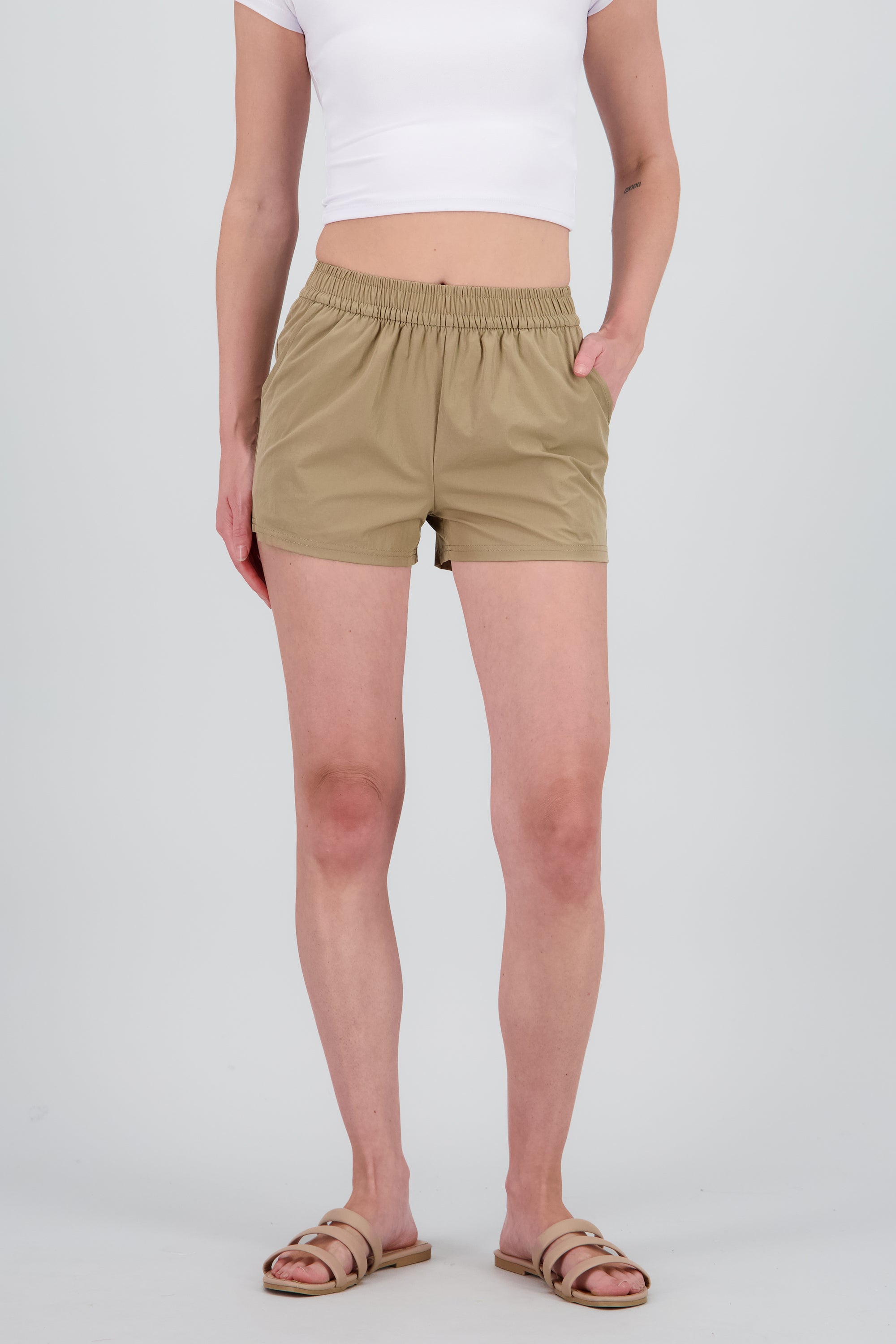 Shorts cortos con bolsas lisos KHAKI