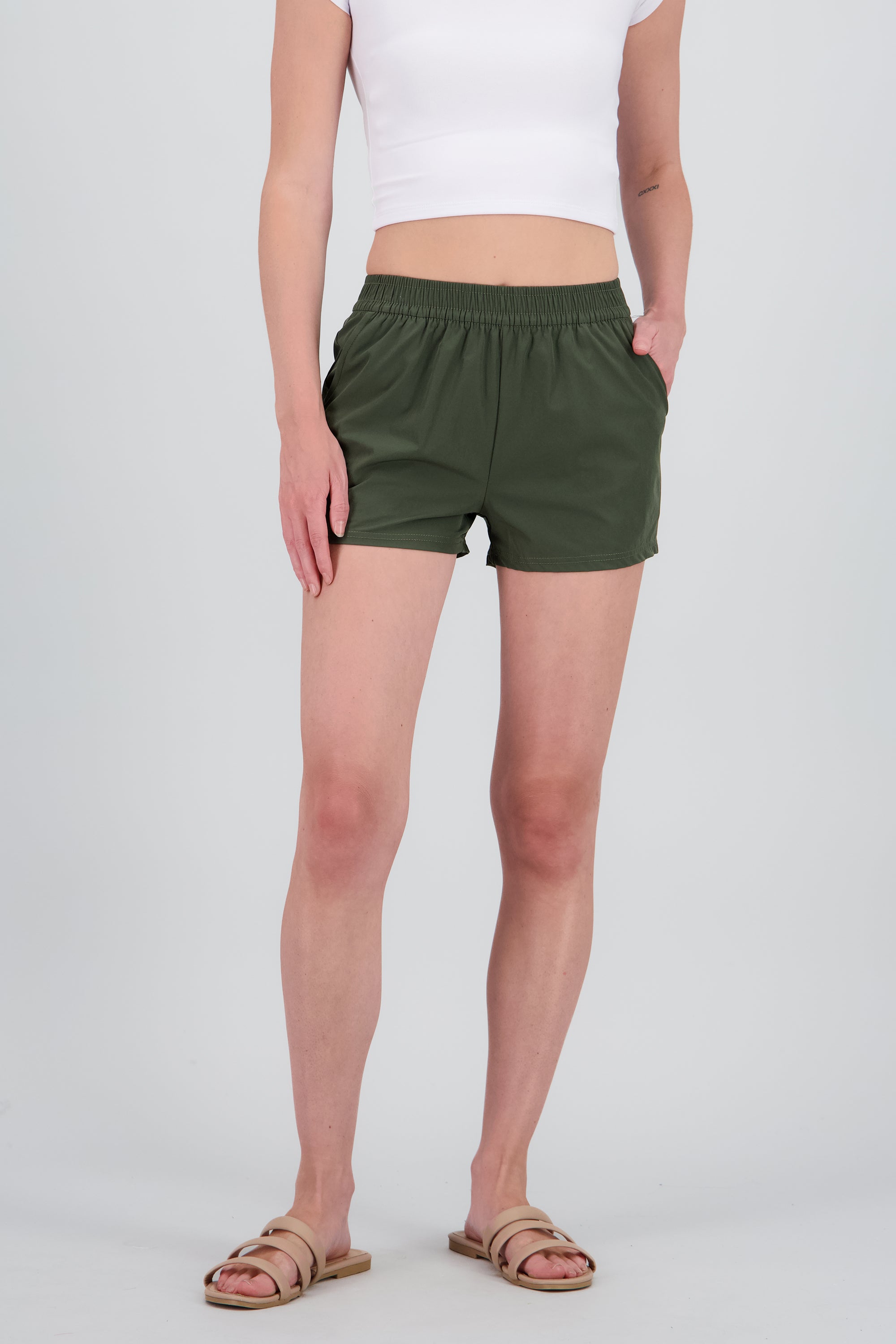 Shorts cortos con bolsas lisos OLIVO