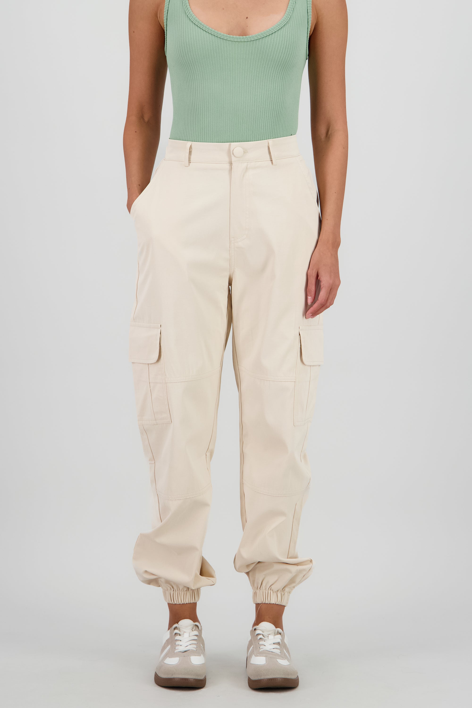 Pantalon detalle pretina boton forrado CREMA