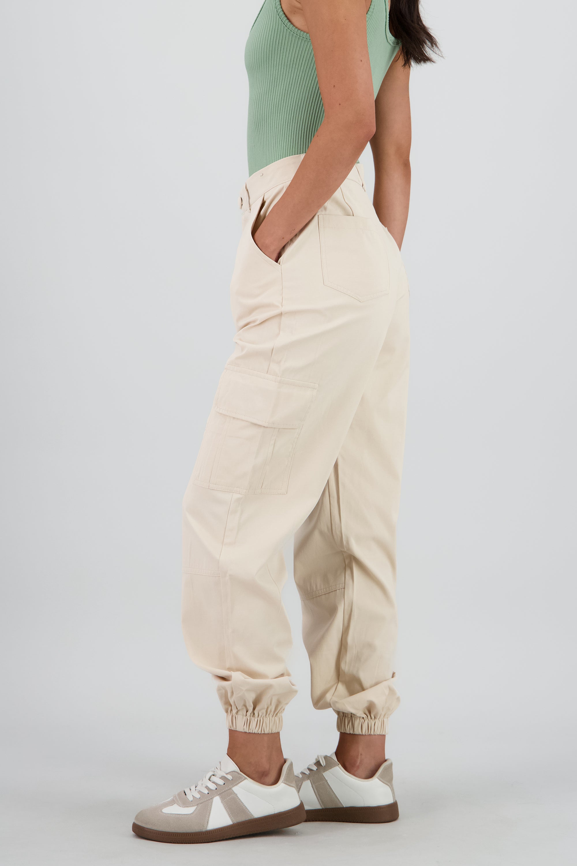 Pantalon detalle pretina boton forrado CREMA