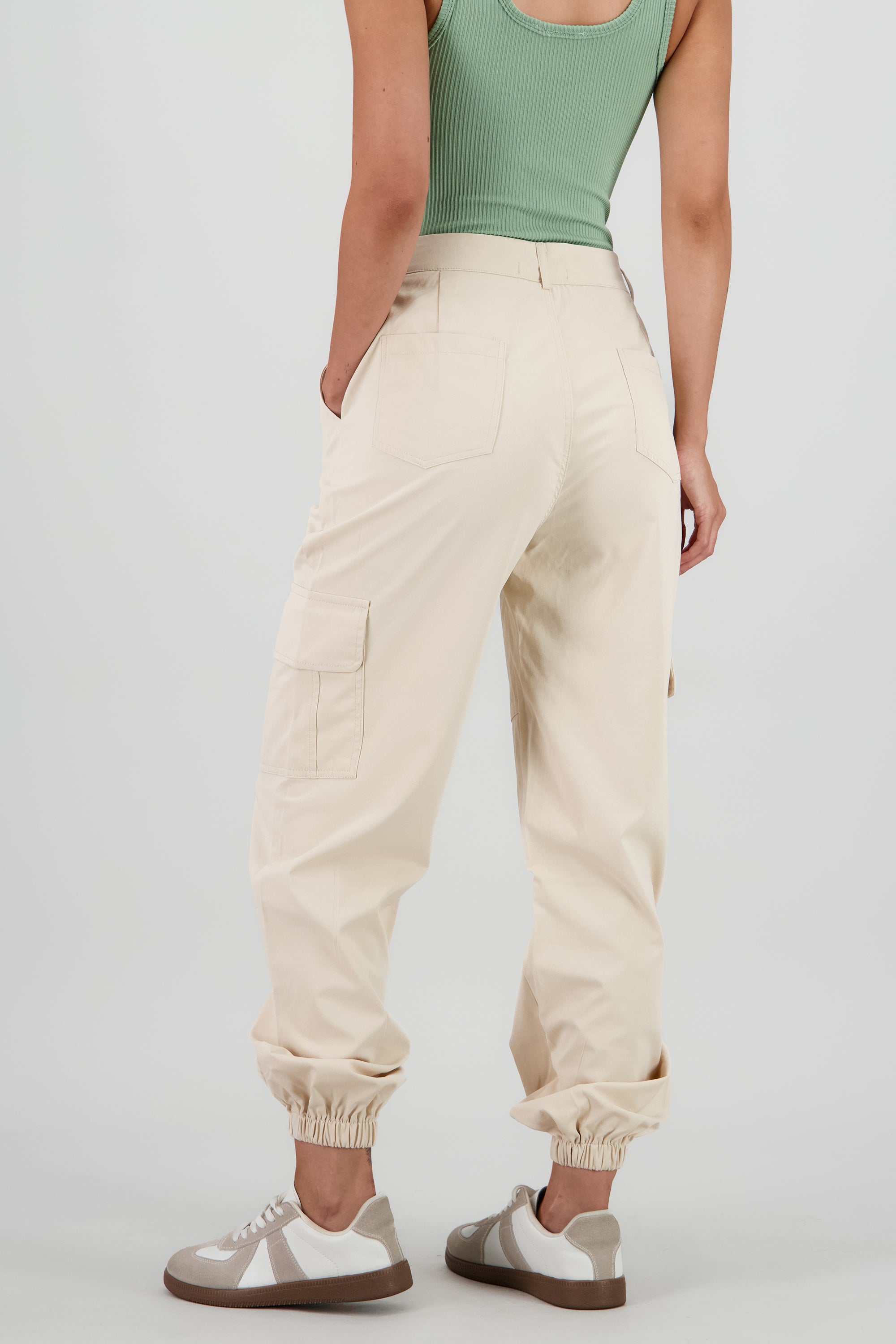 Pantalon detalle pretina boton forrado CREMA