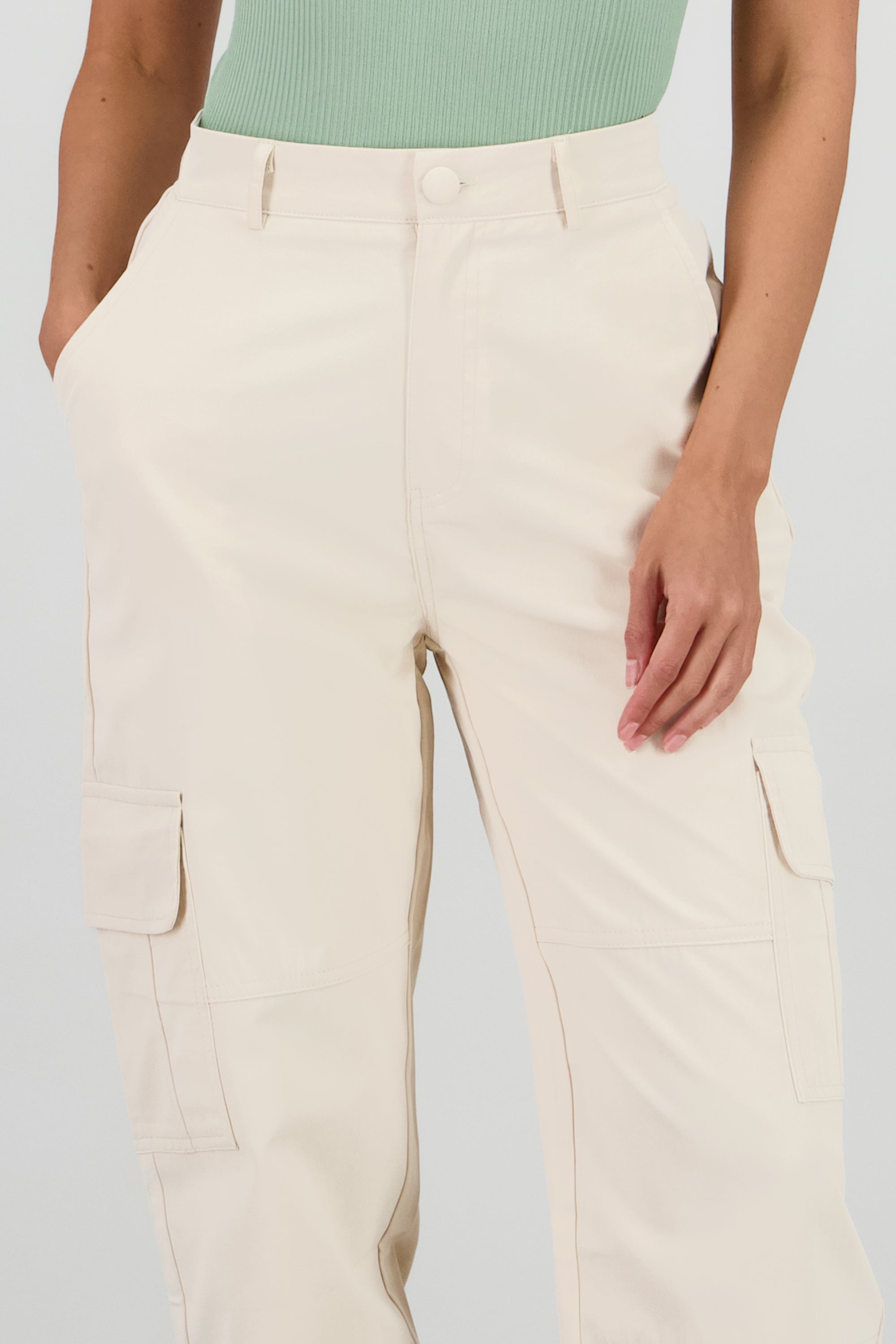 Pantalon detalle pretina boton forrado CREMA