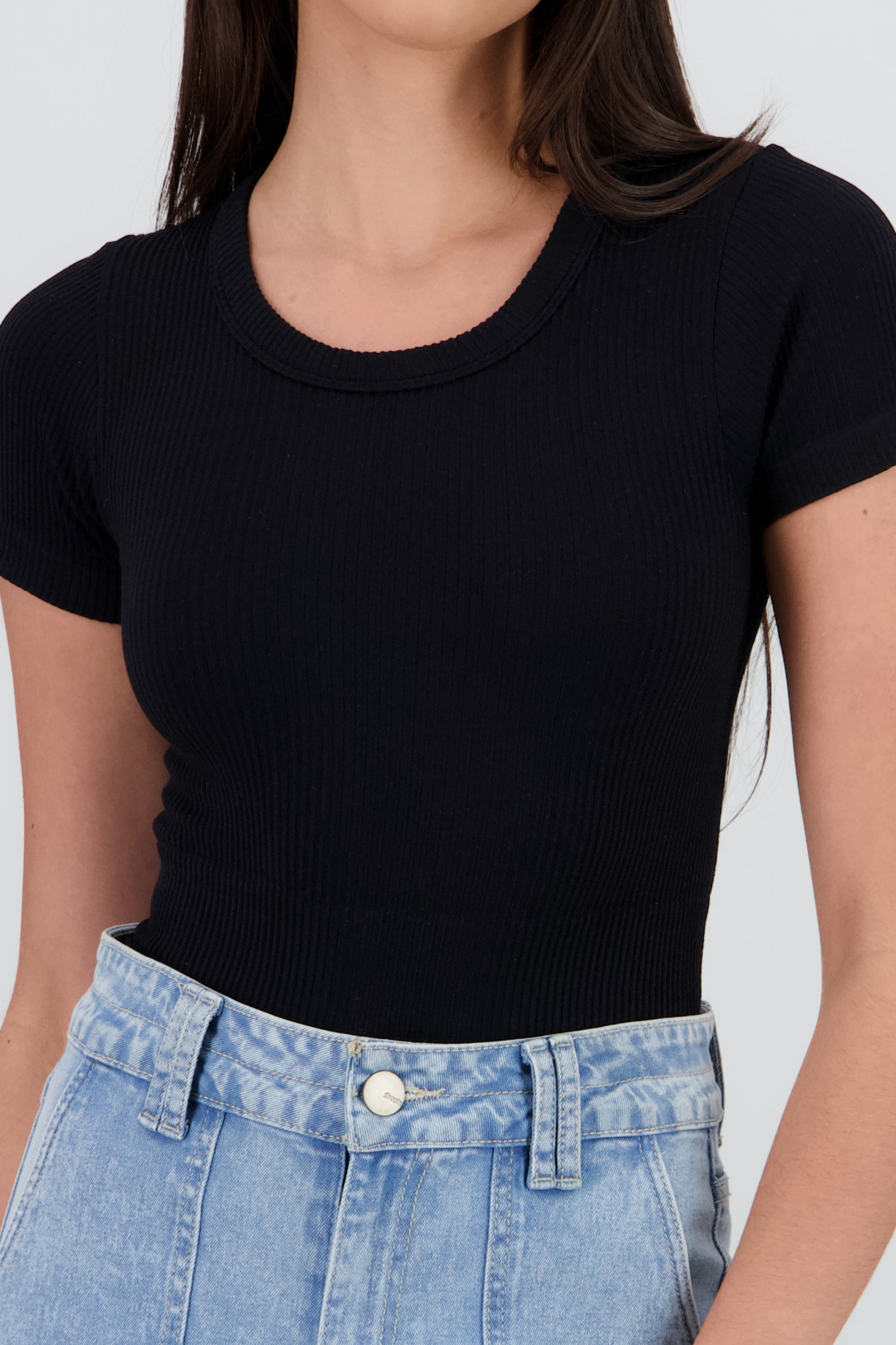 Top manga corta cuello redondo NEGRO