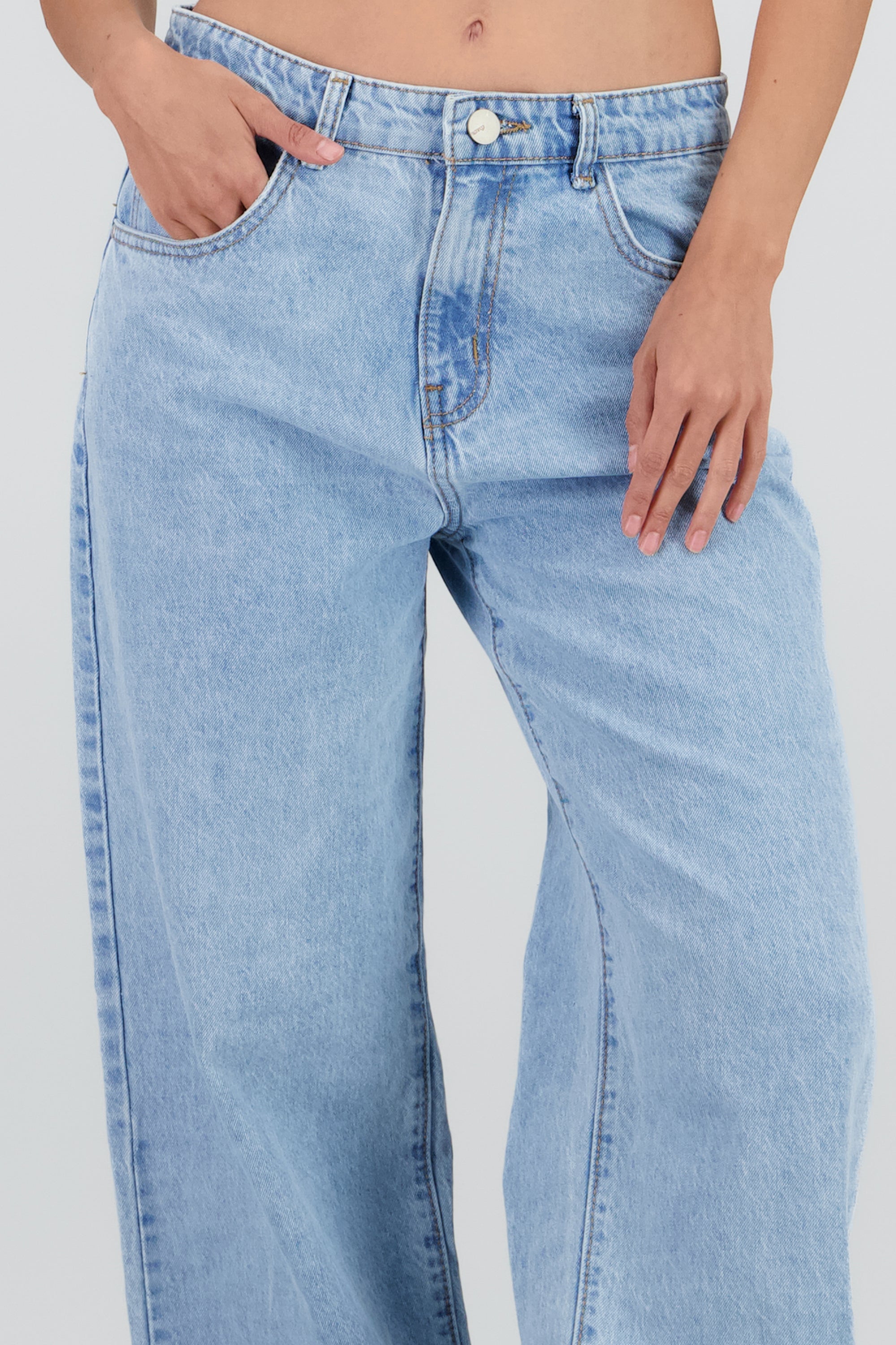 Jeans wide leg estrellas traseras LIGHT WASH