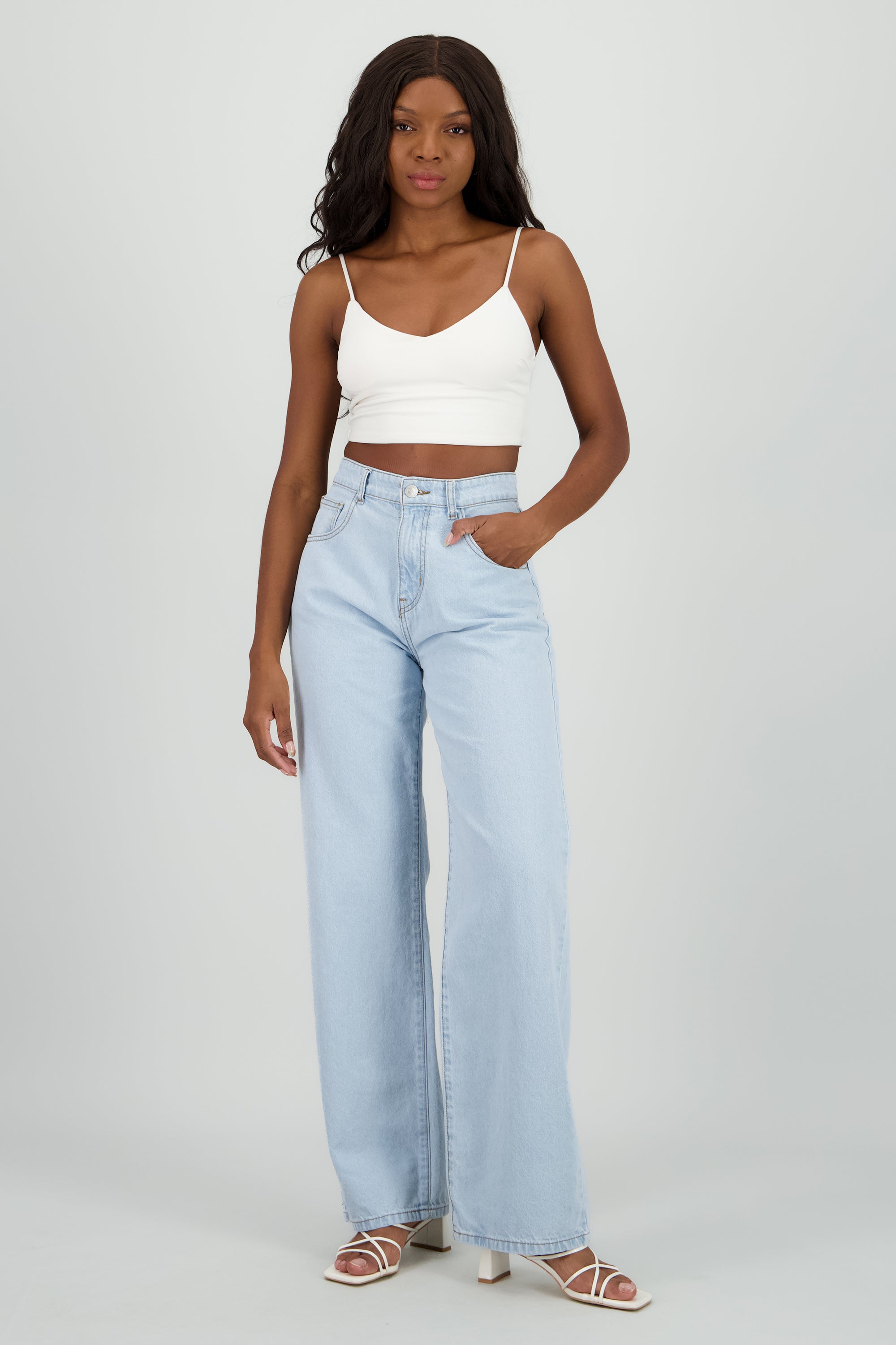 Jeans wide leg estrellas traseras BLEACHED