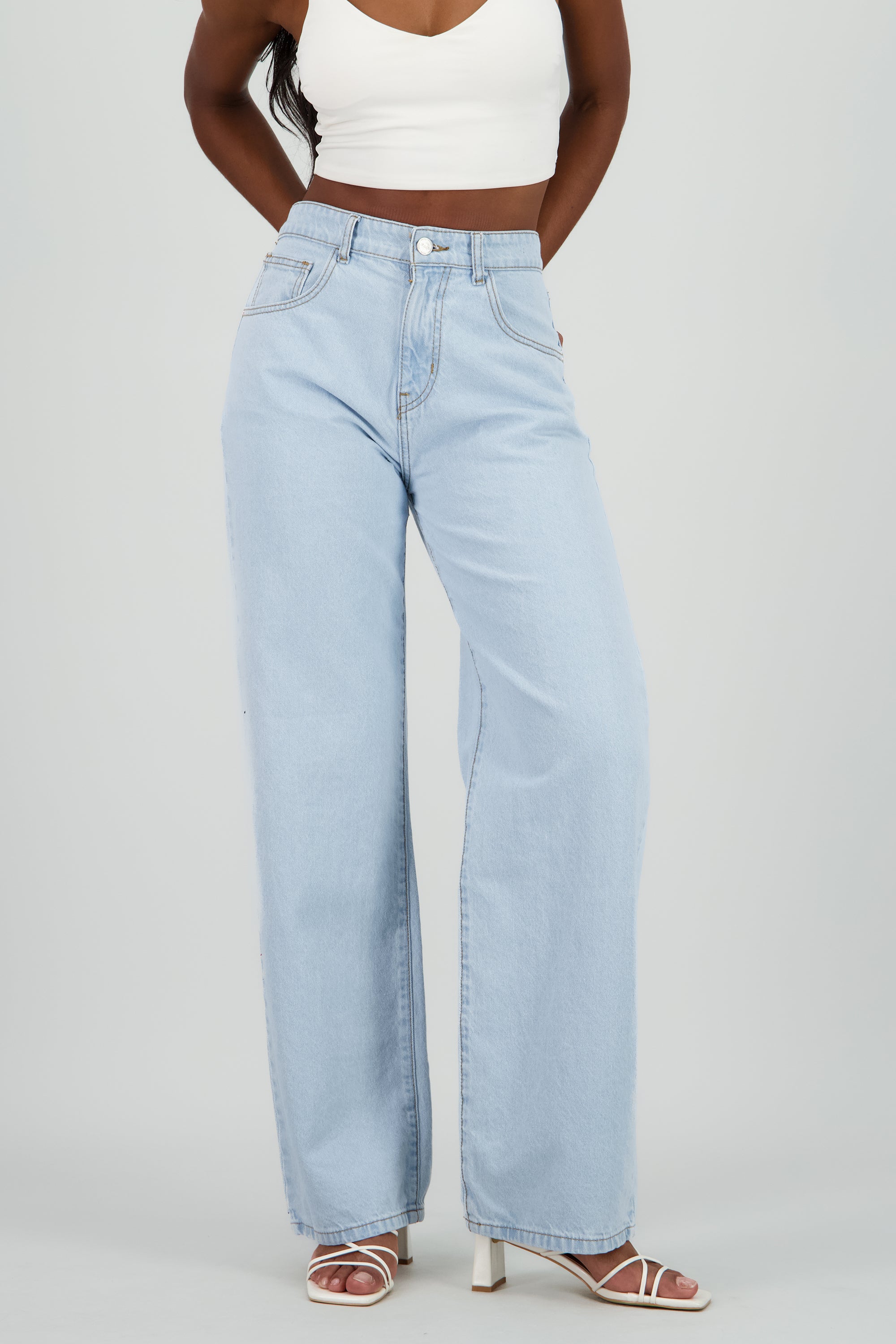 Jeans wide leg estrellas traseras BLEACHED