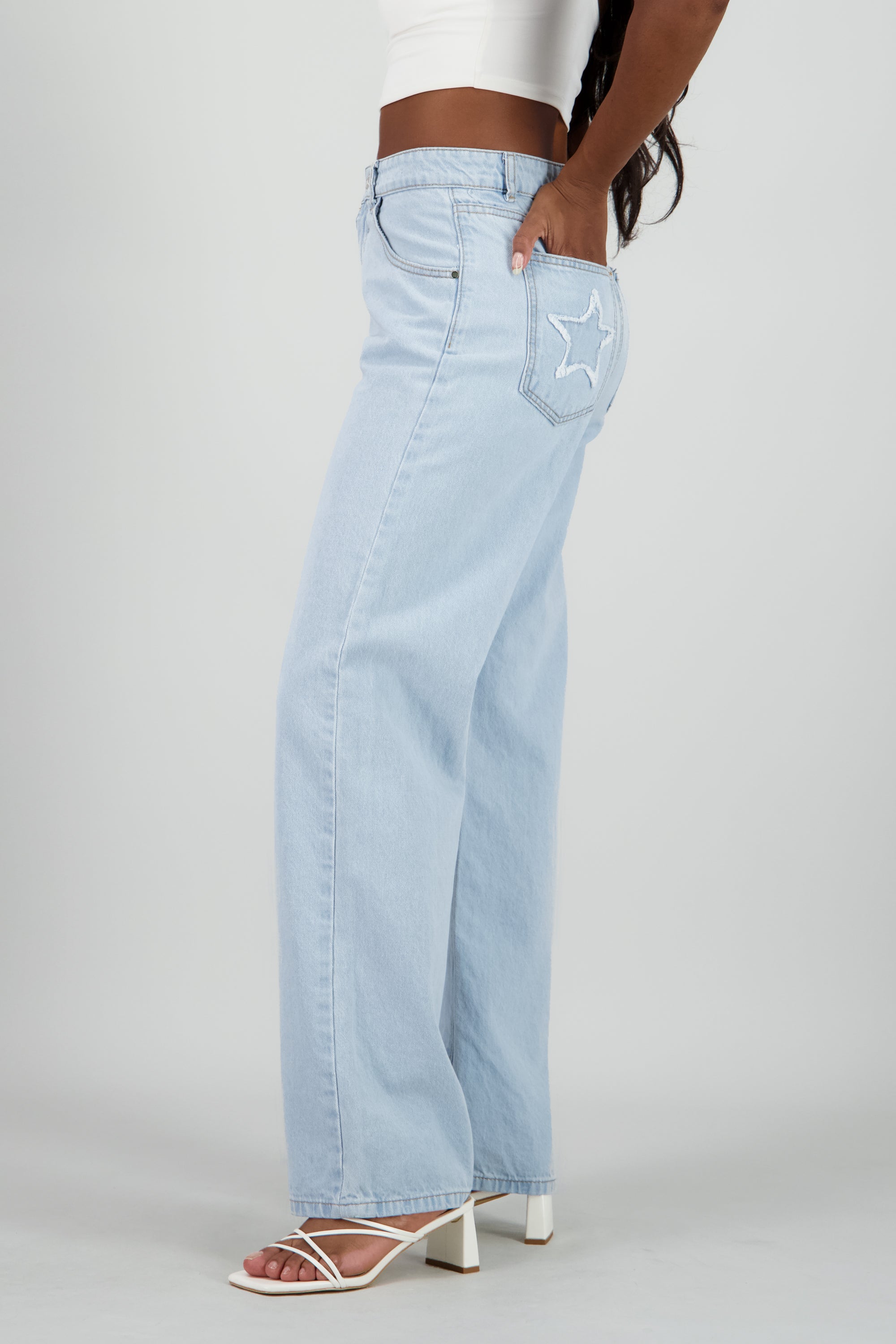 Jeans wide leg estrellas traseras BLEACHED