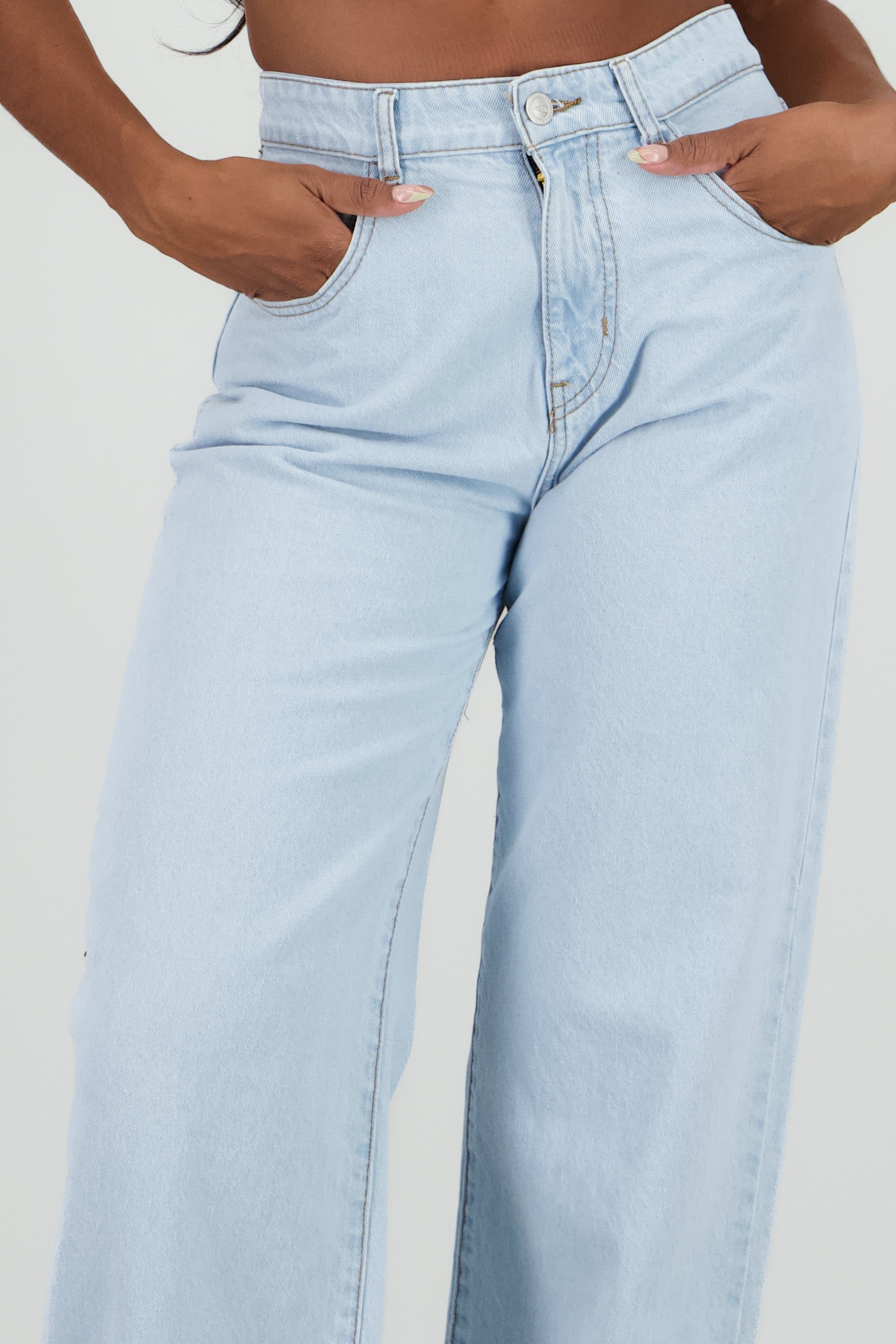 Jeans wide leg estrellas traseras BLEACHED