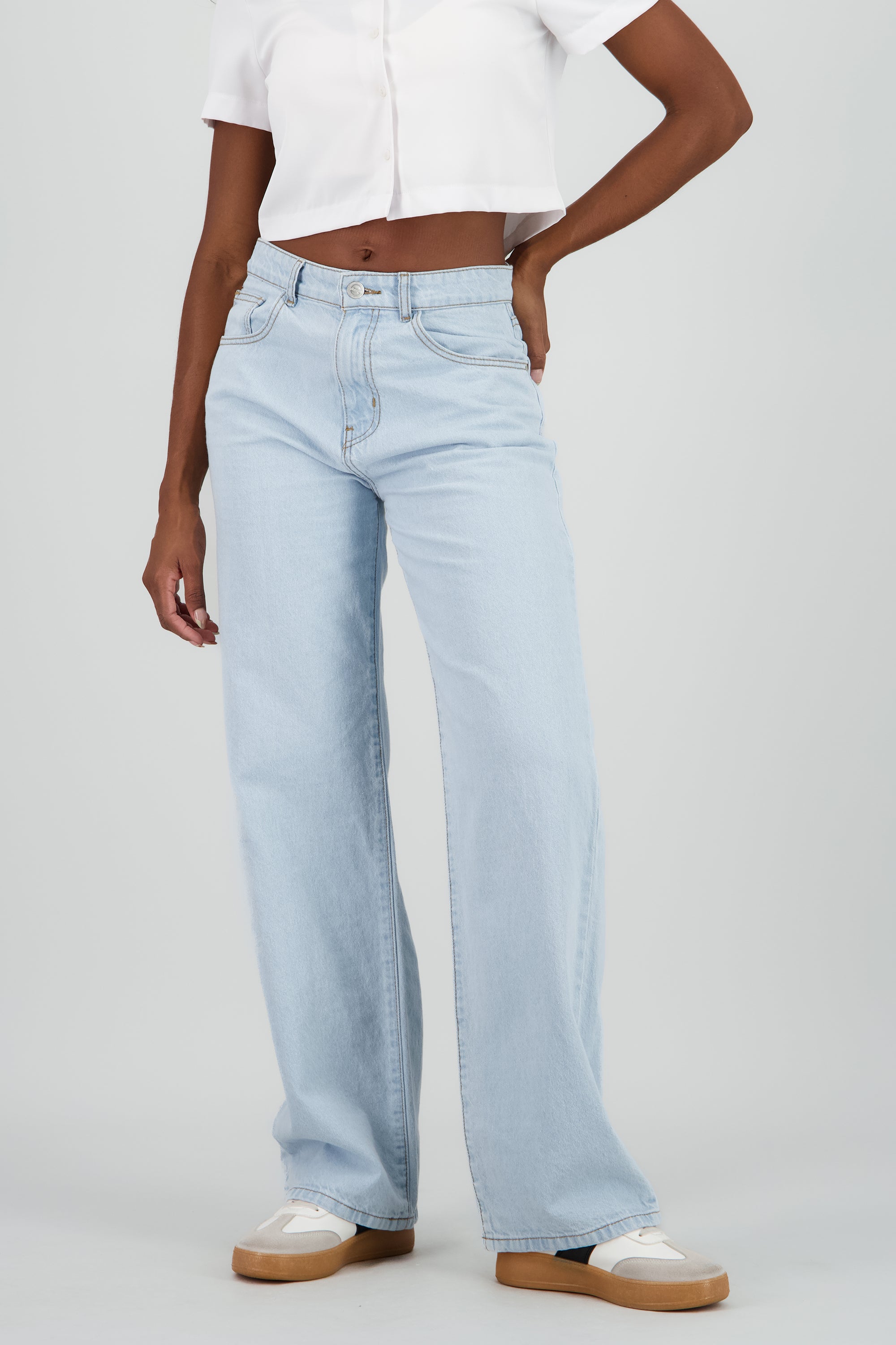 Jeans wide leg estrellas traseras SUPER BLEACHED