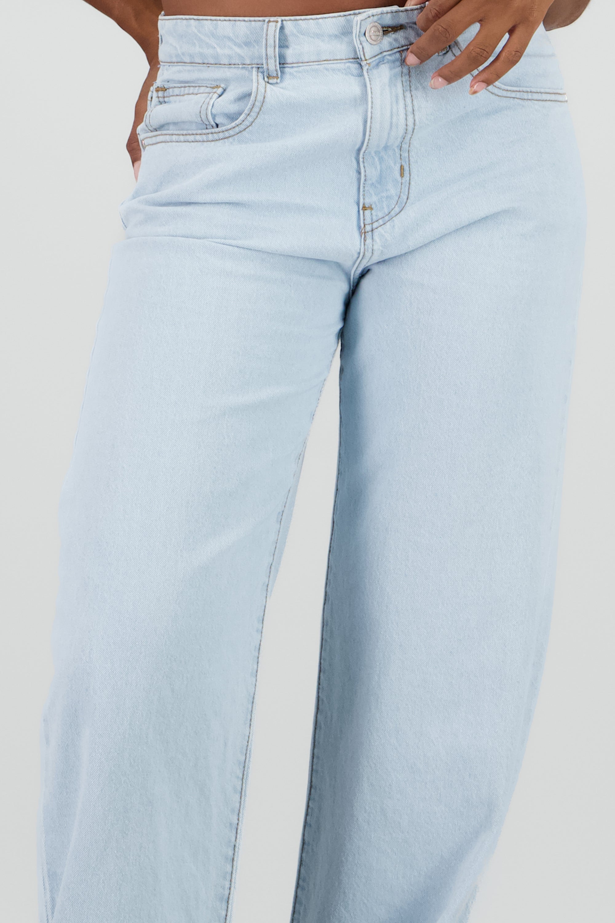 Jeans wide leg estrellas traseras SUPER BLEACHED
