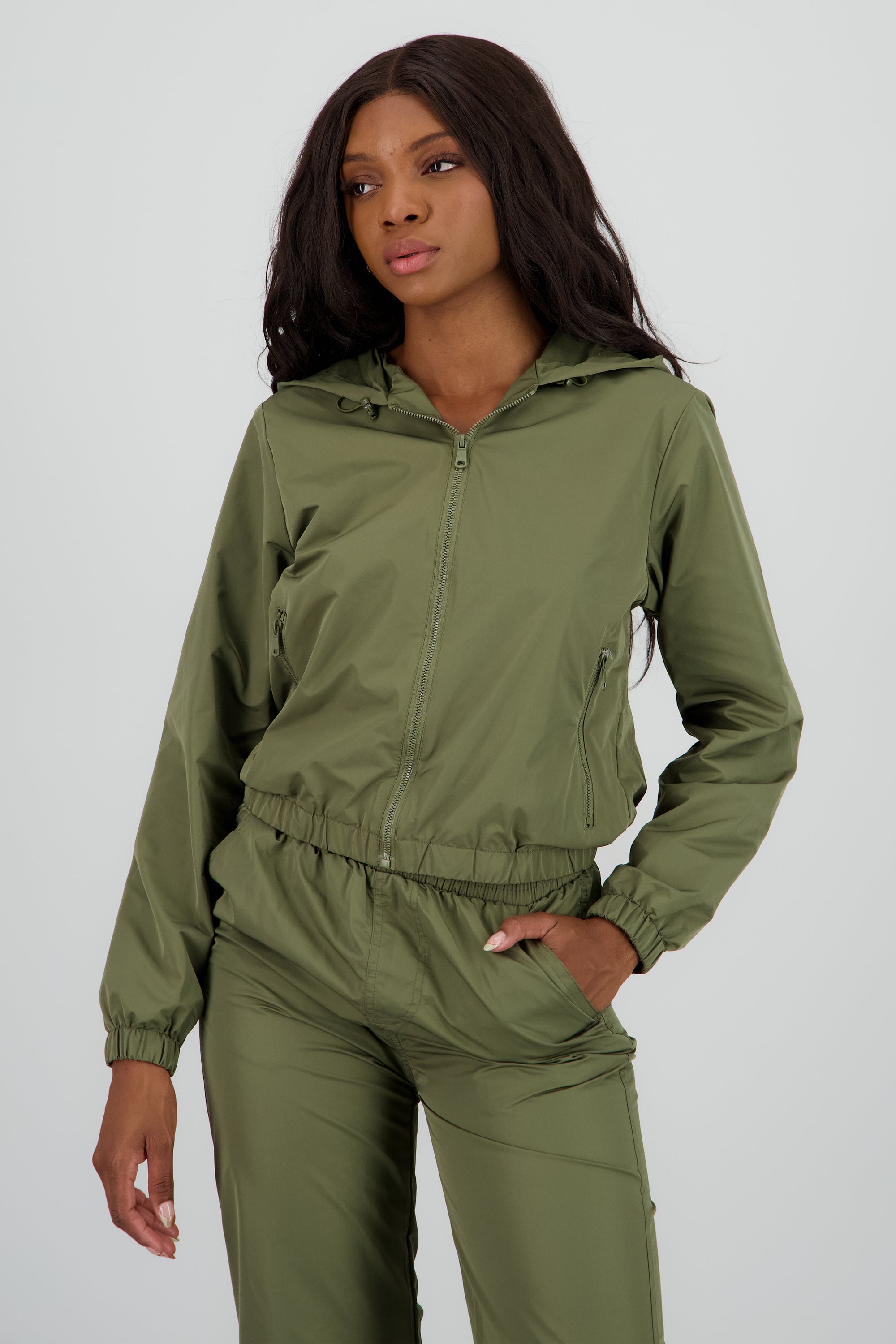 Chamarra ligera con gorro OLIVO