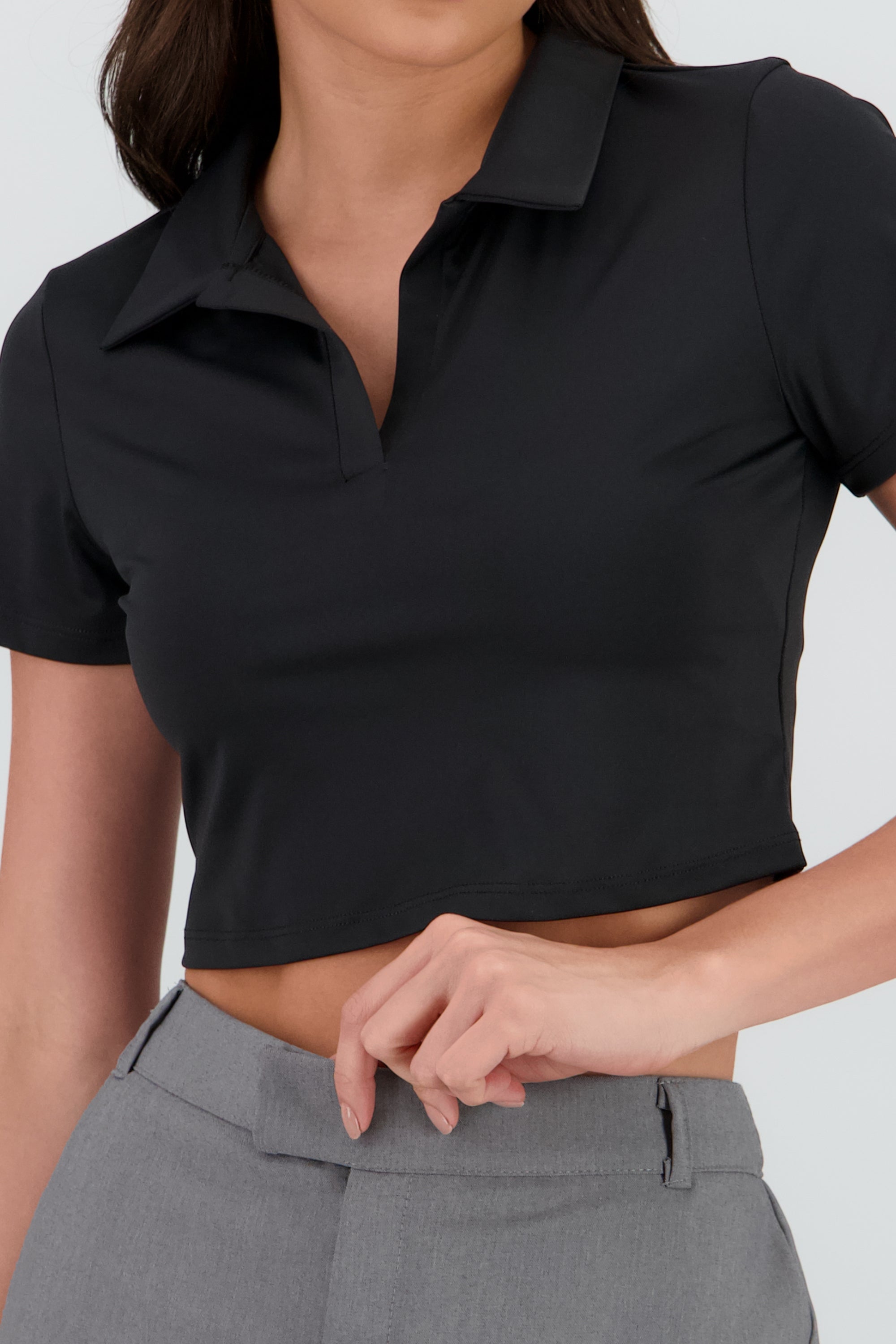 Top manga corta detalle cuello polo NEGRO