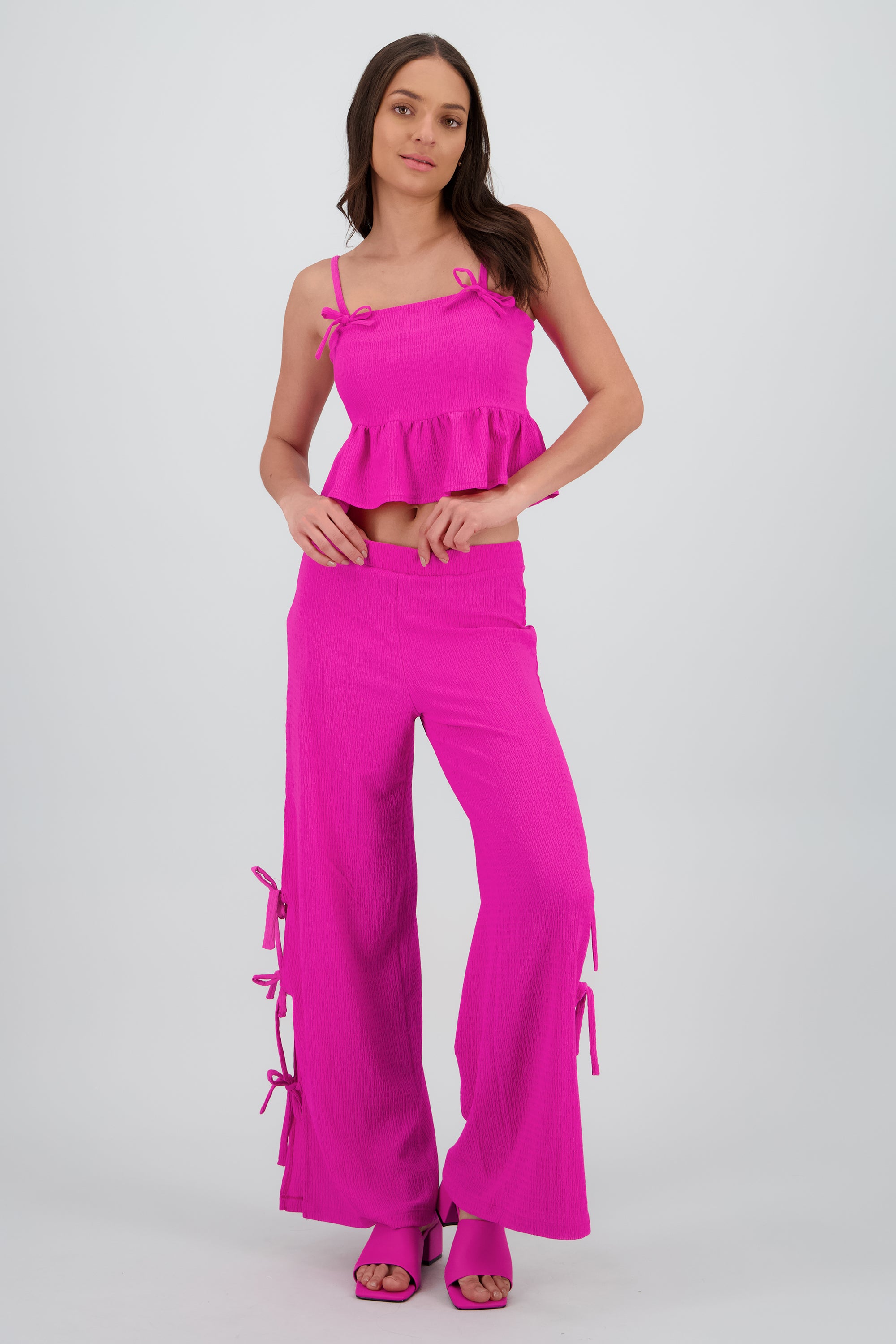 Pantalon amplio detalle abertura costados textura ROSA