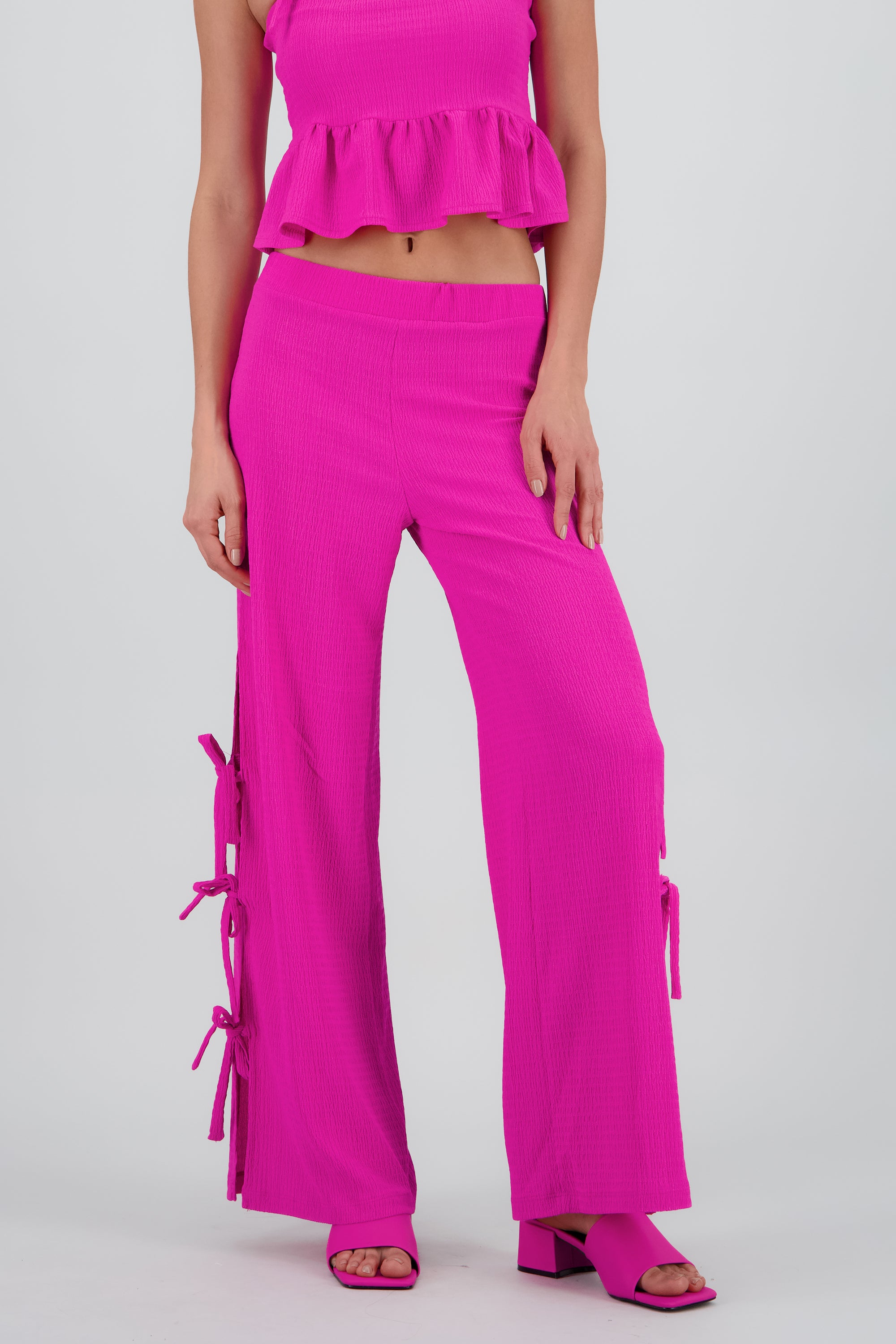 Pantalon amplio detalle abertura costados textura ROSA