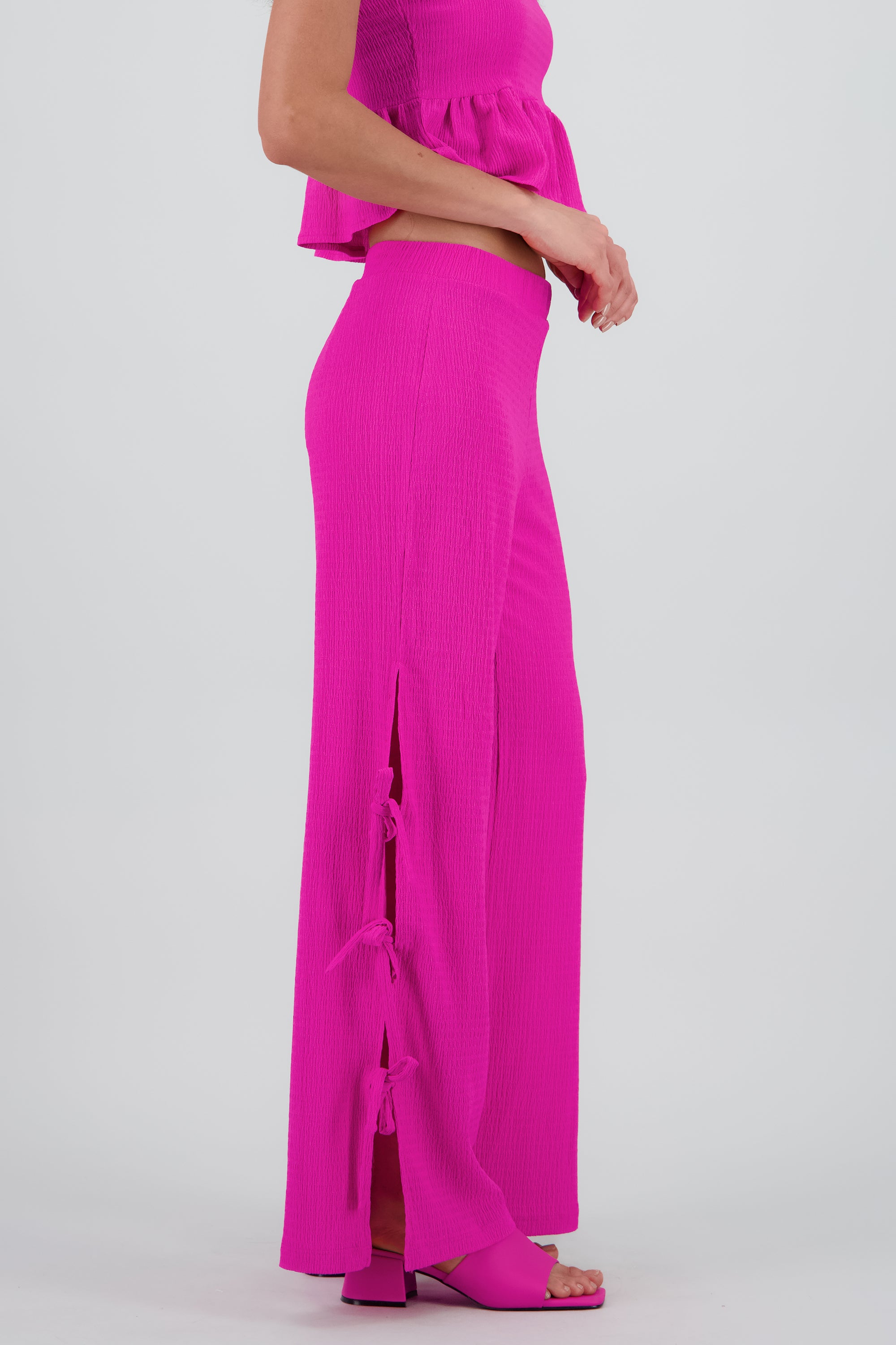 Pantalon amplio detalle abertura costados textura ROSA