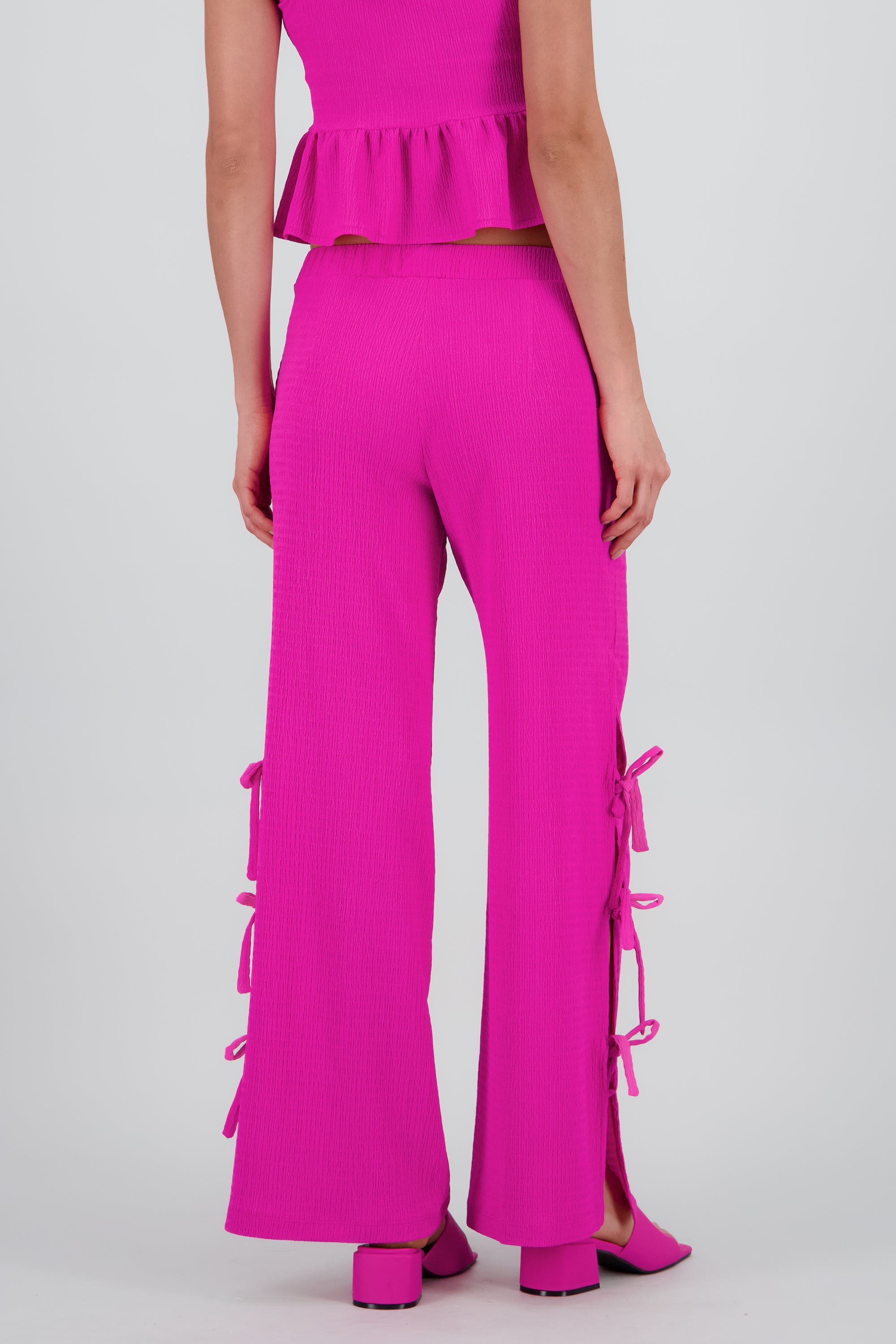 Pantalon amplio detalle abertura costados textura ROSA