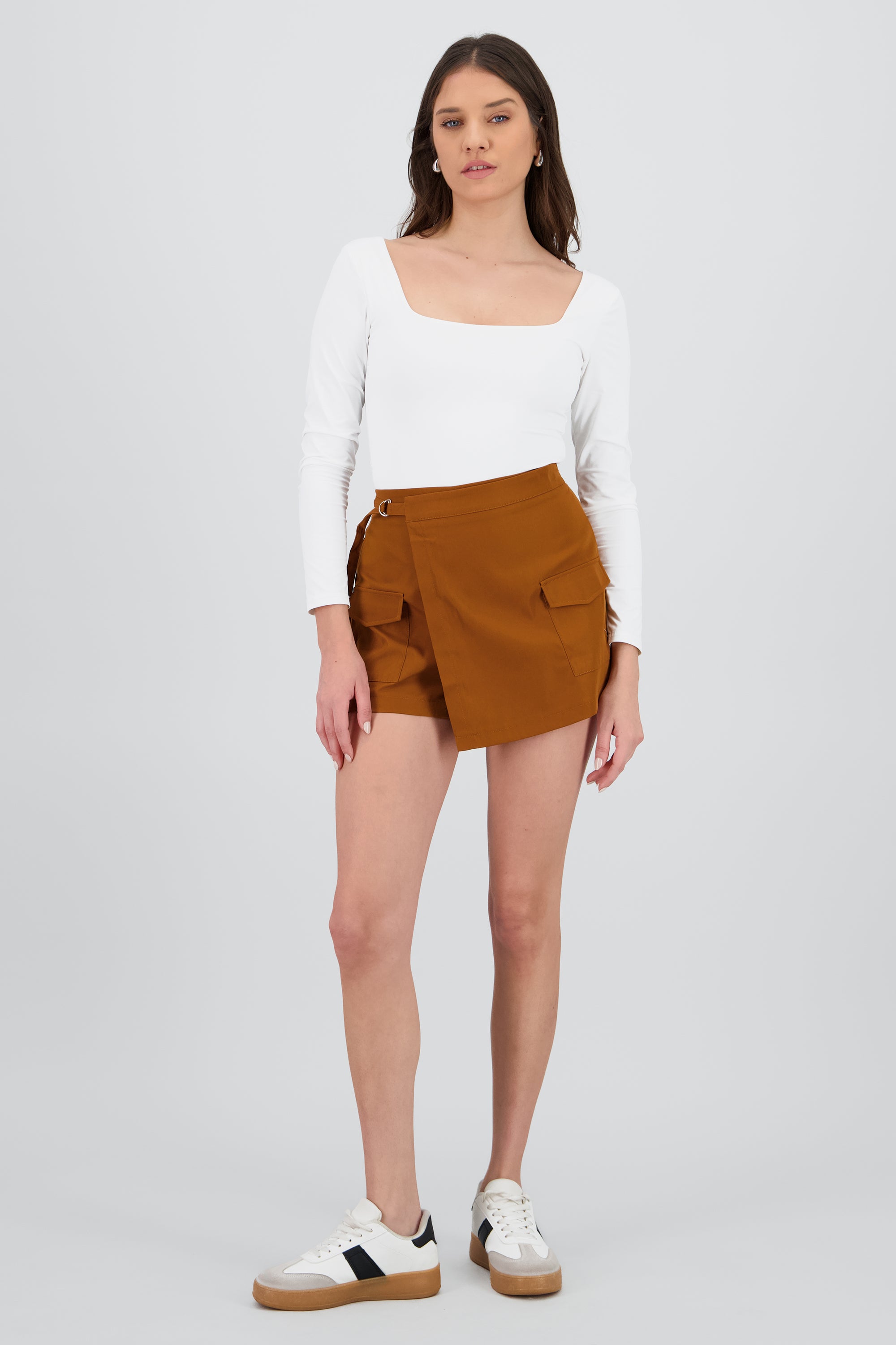Falda short con bolsas CAFE