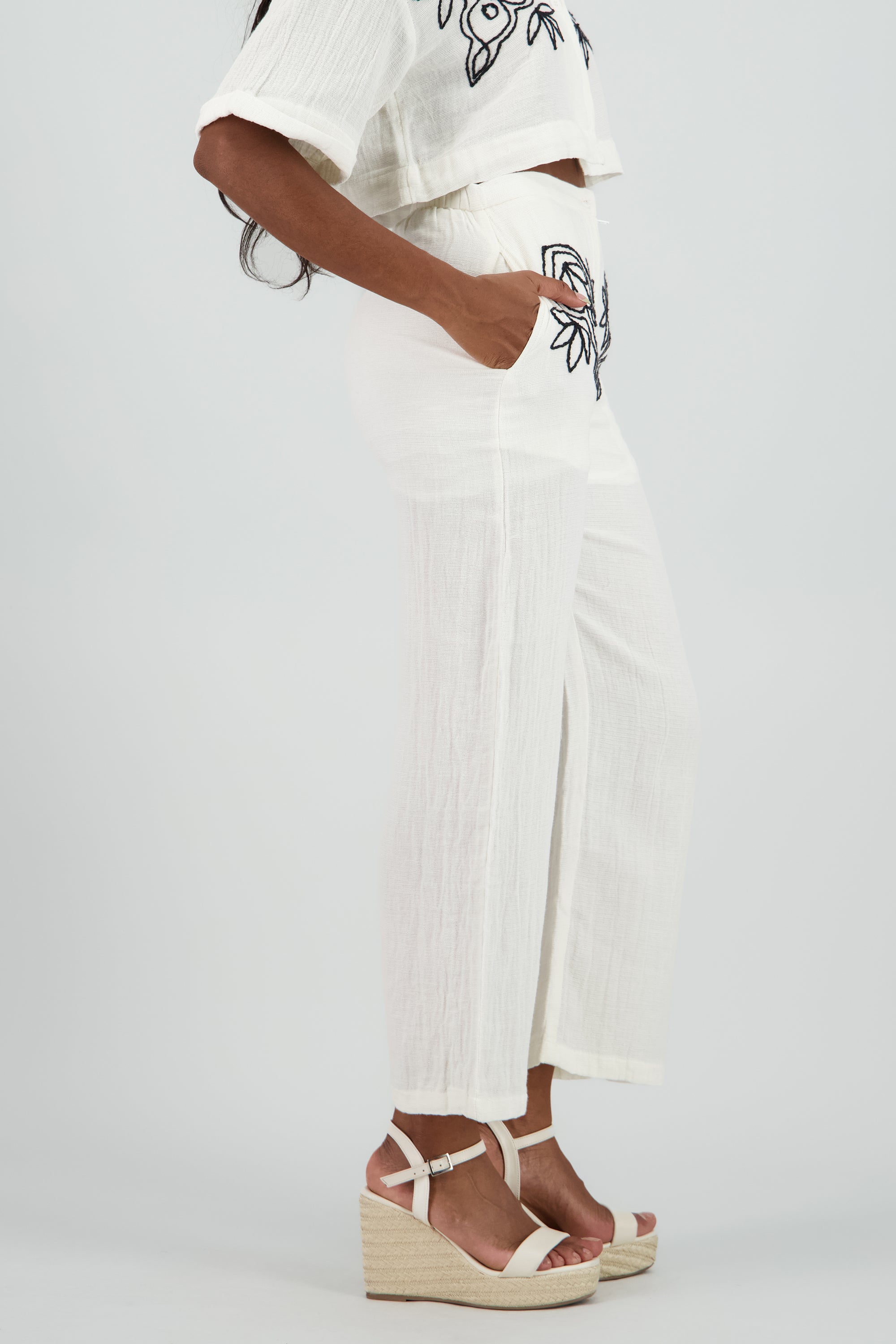 Pantalon detalle bordado NEGRO COMBO