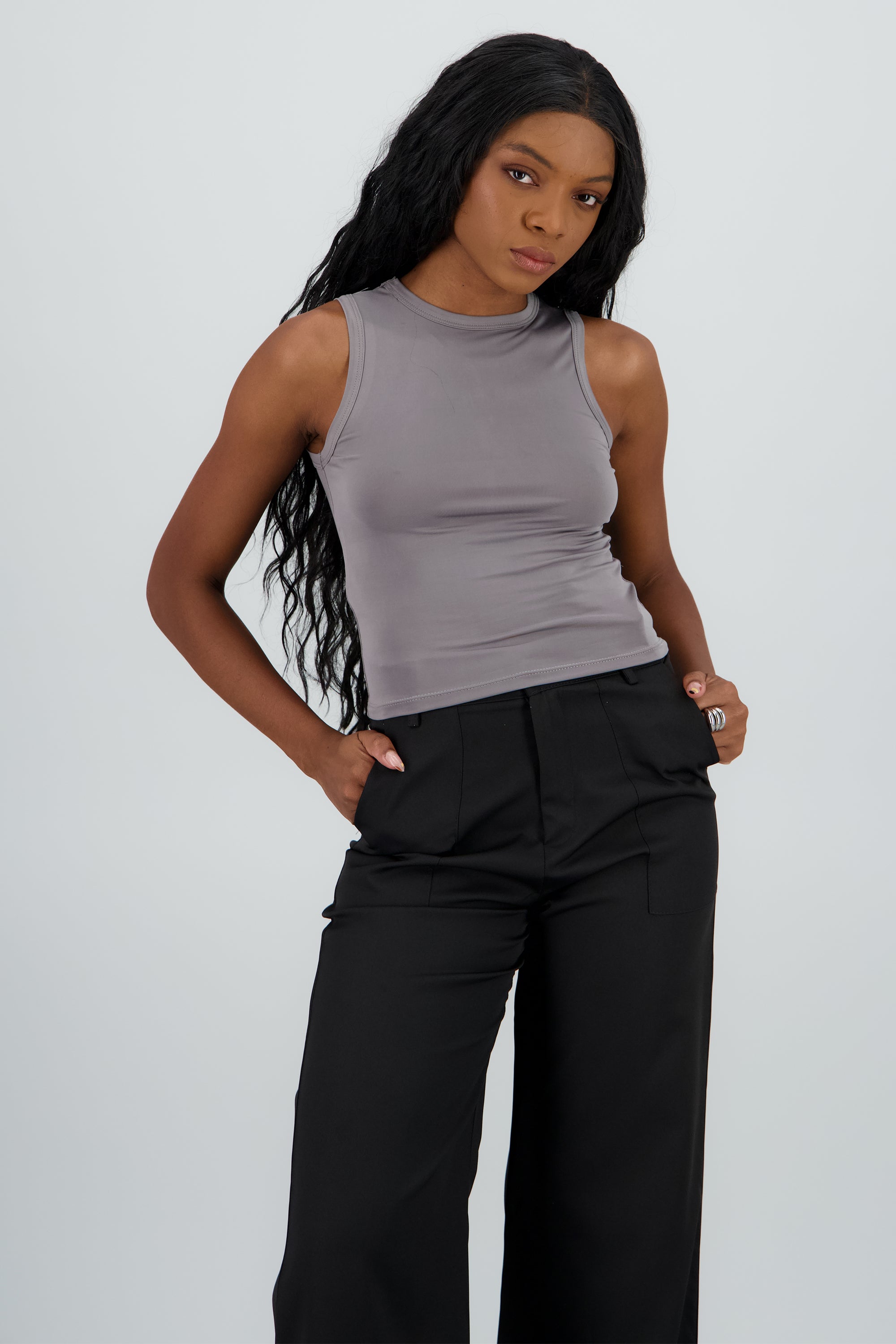 Top sin manga detalle cuello redondo liso GRIS