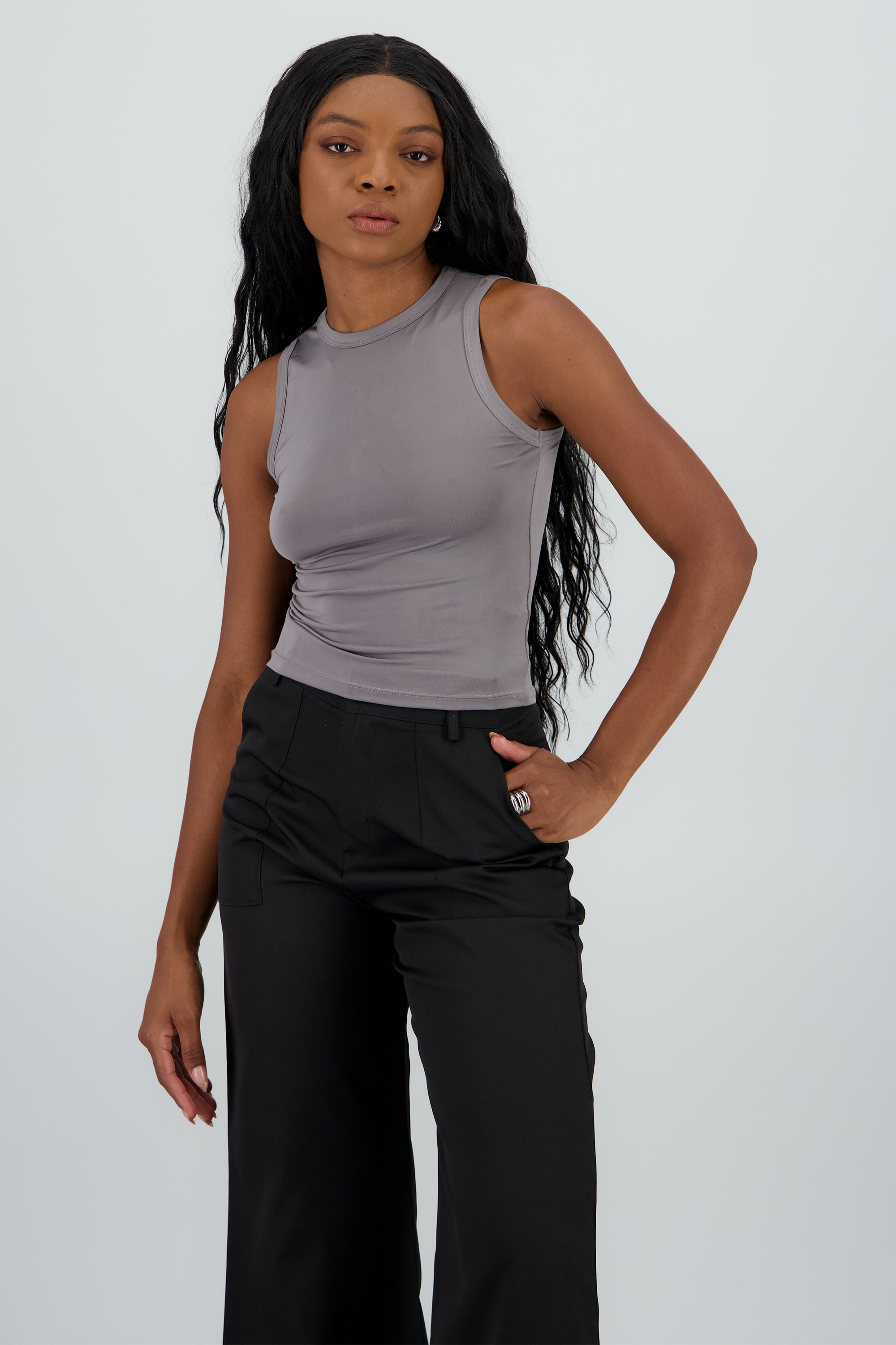 Top sin manga detalle cuello redondo liso GRIS