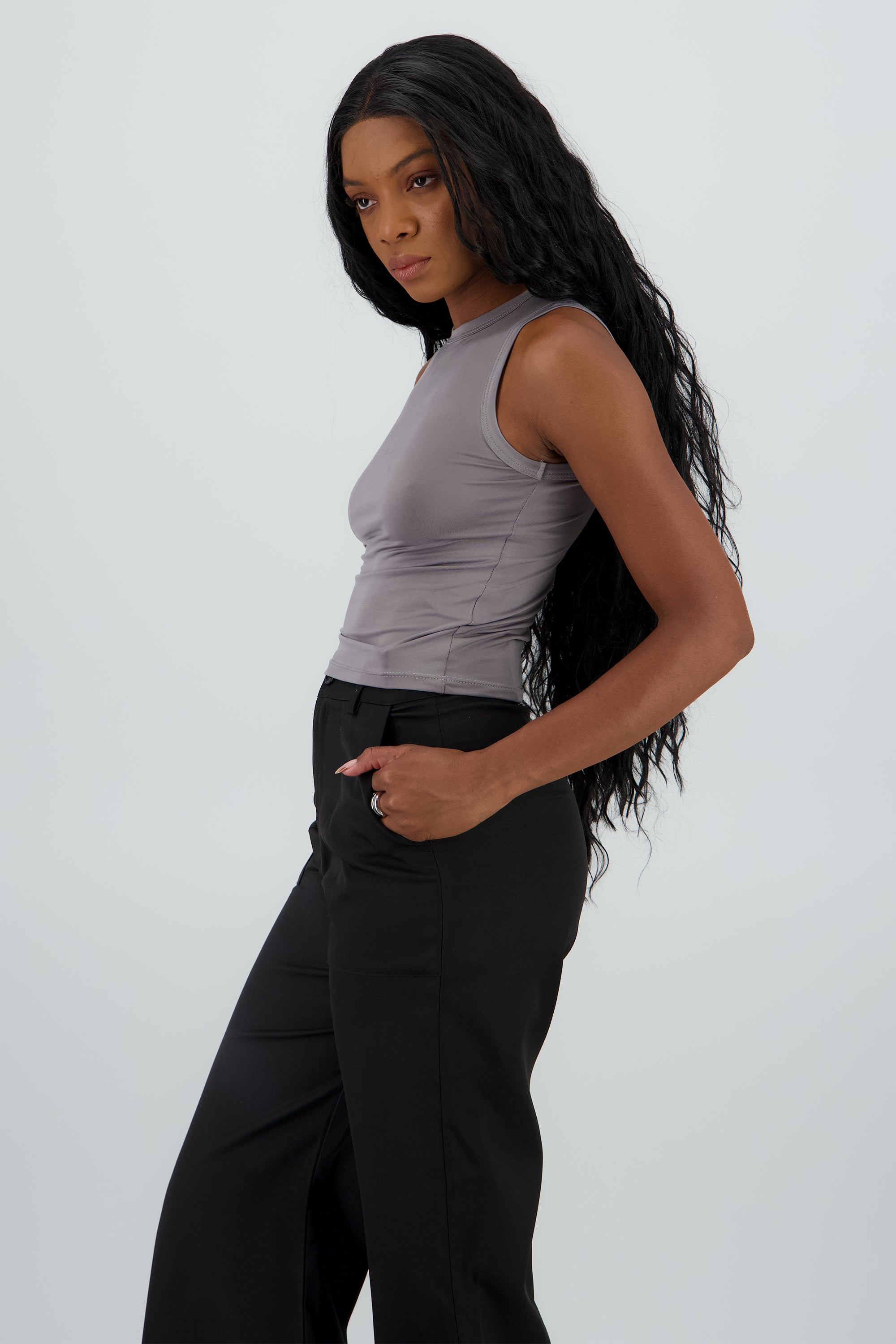 Top sin manga detalle cuello redondo liso GRIS