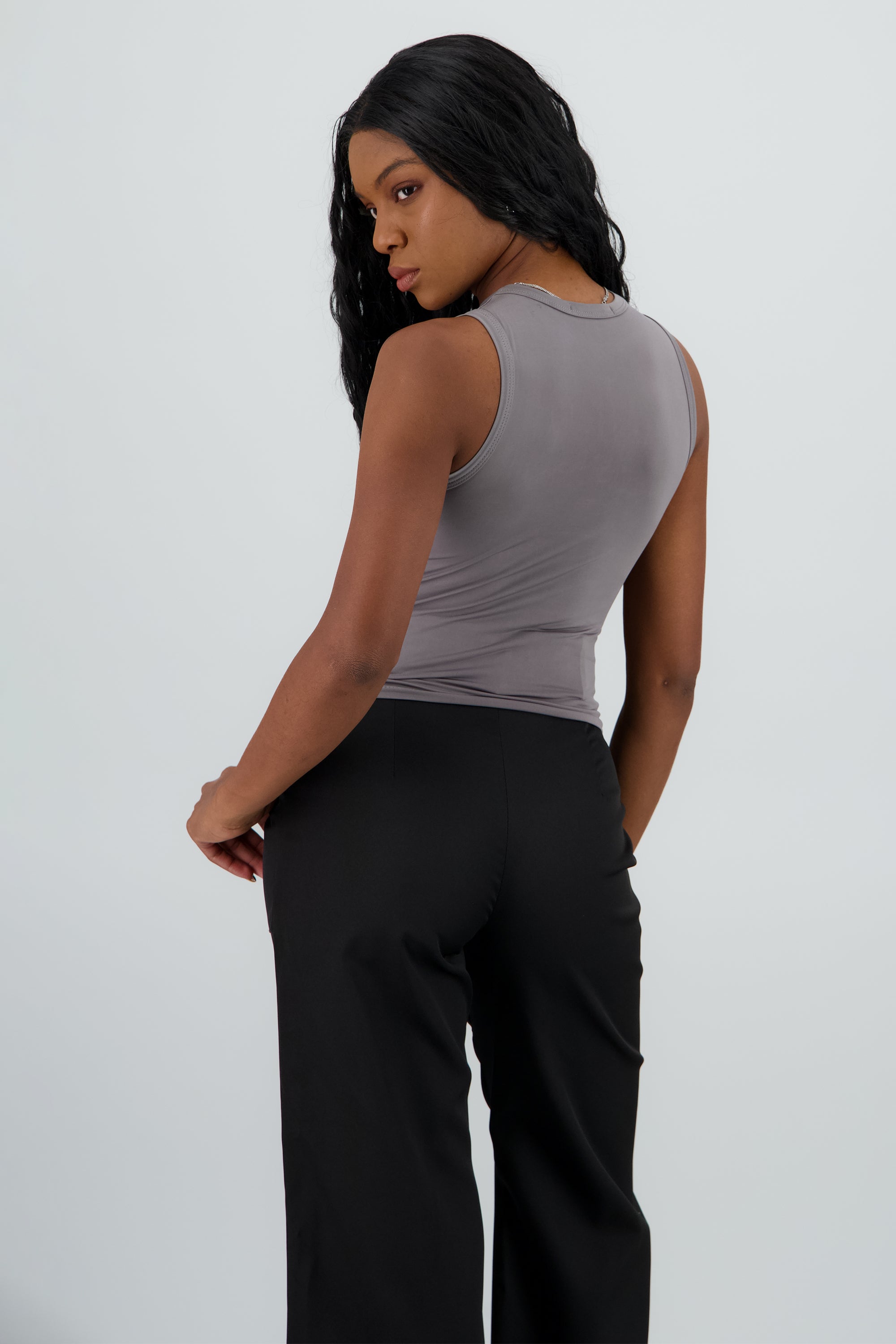Top sin manga detalle cuello redondo liso GRIS