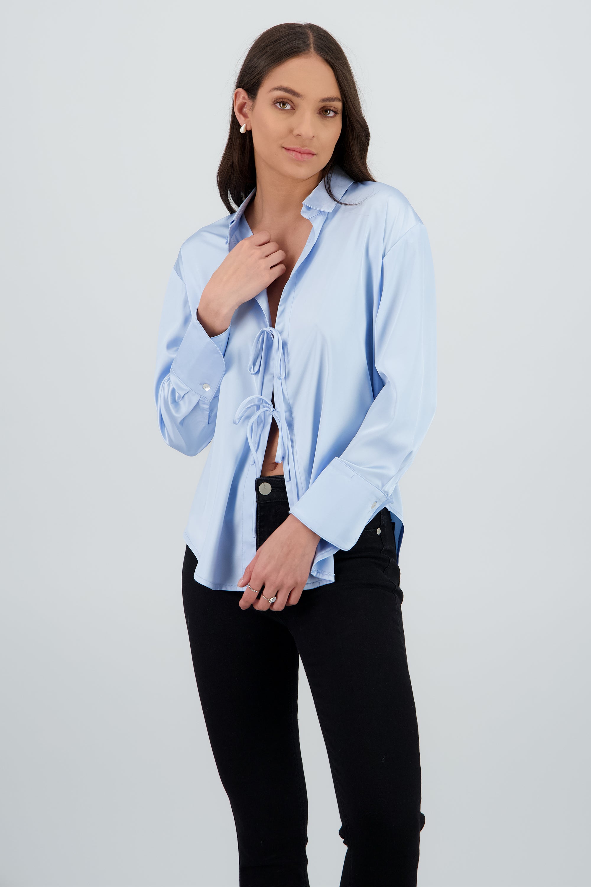 Camisa manga larga satinada detalle moños AZUL CIELO