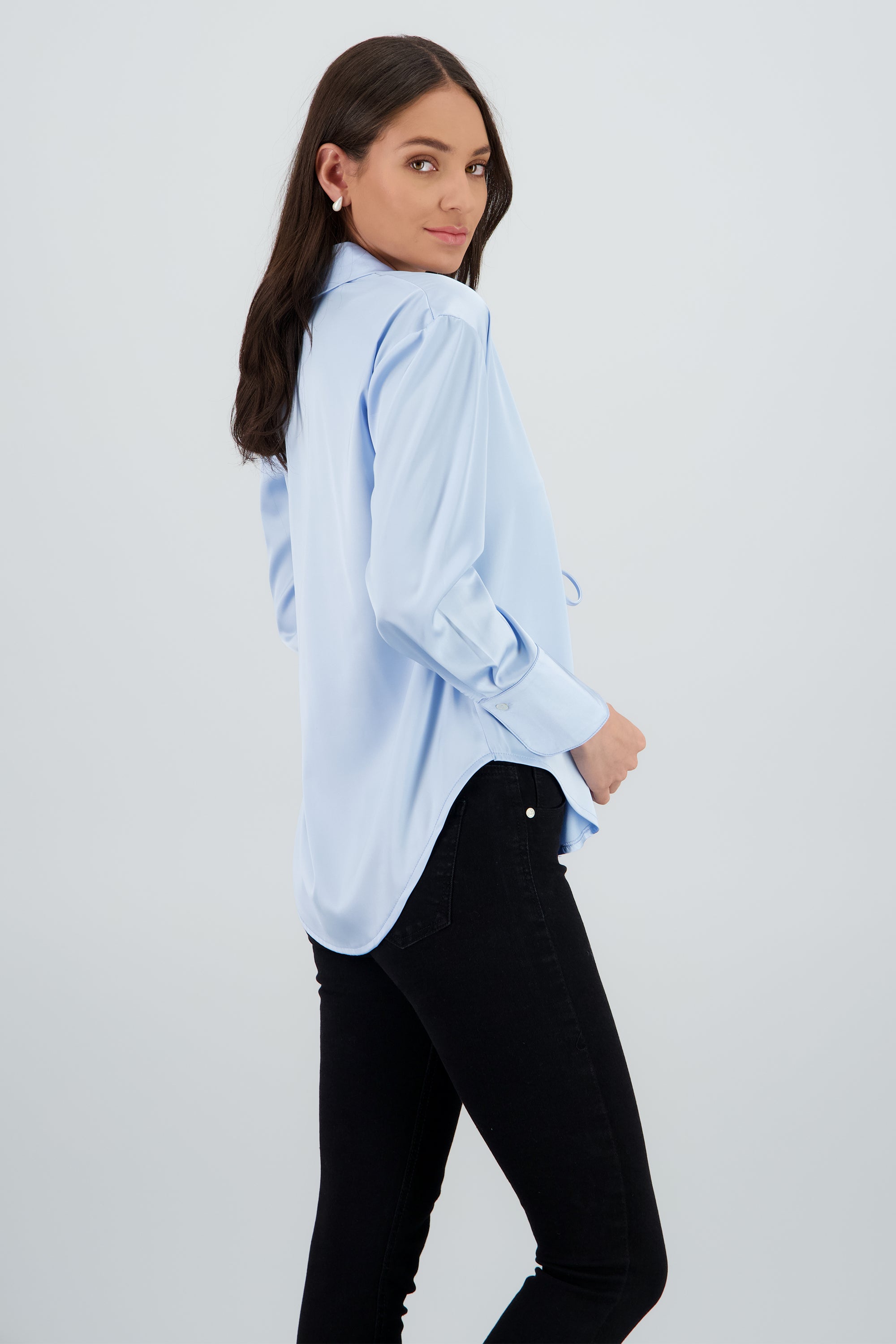 Camisa manga larga satinada detalle moños AZUL CIELO