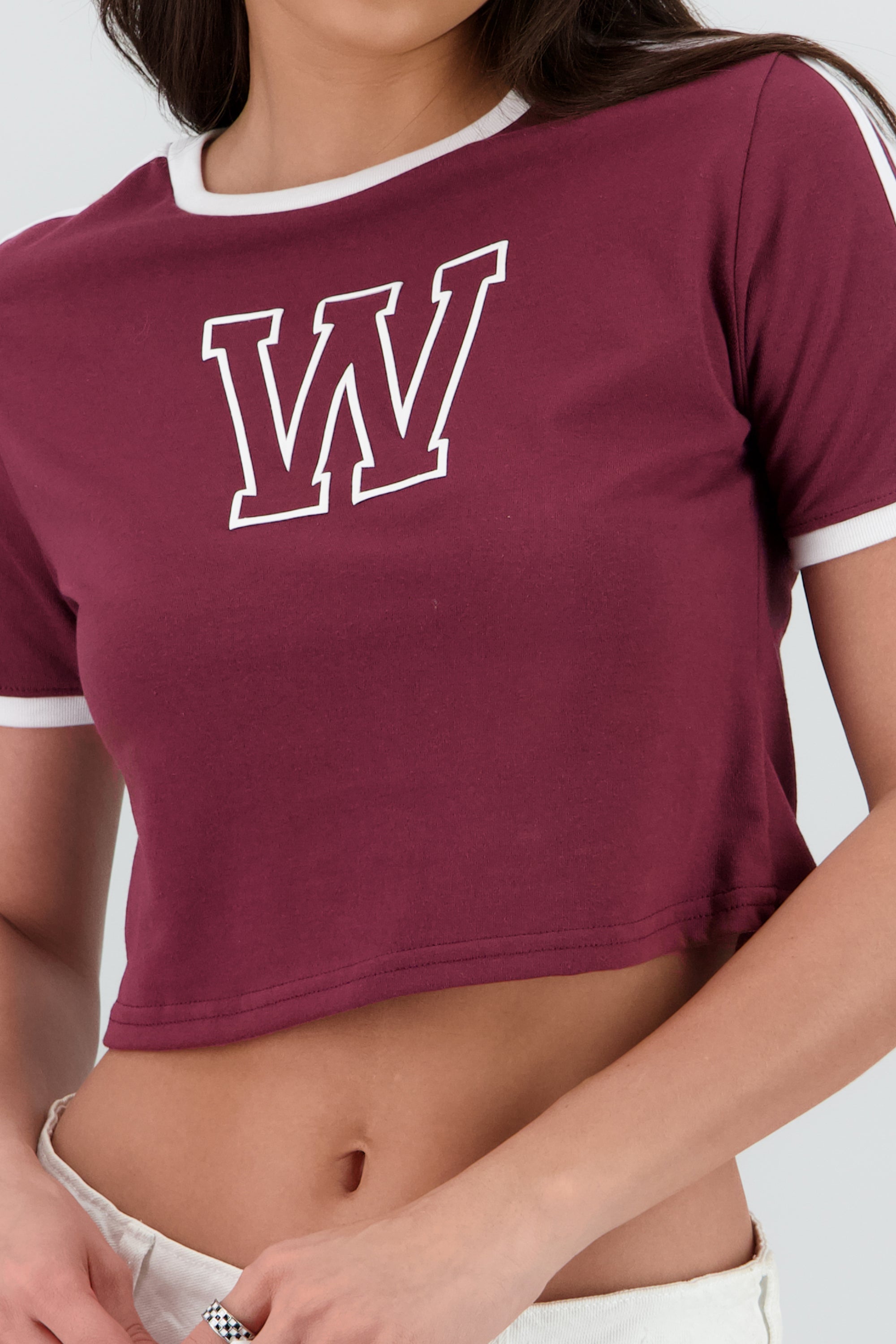 Playera manga corta detalle contraste VINO