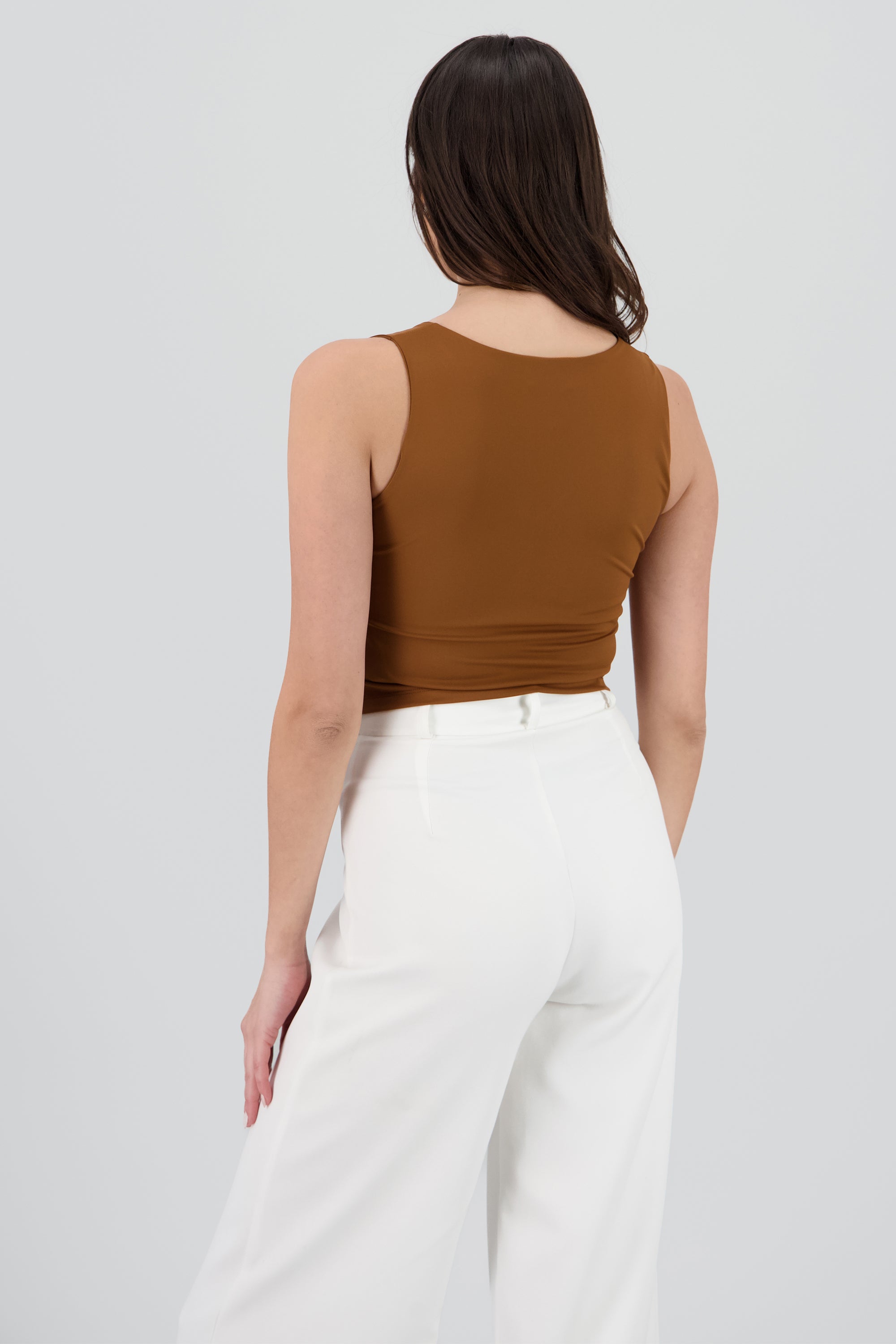 Top cuello en v sin mangas CHOCOLATE