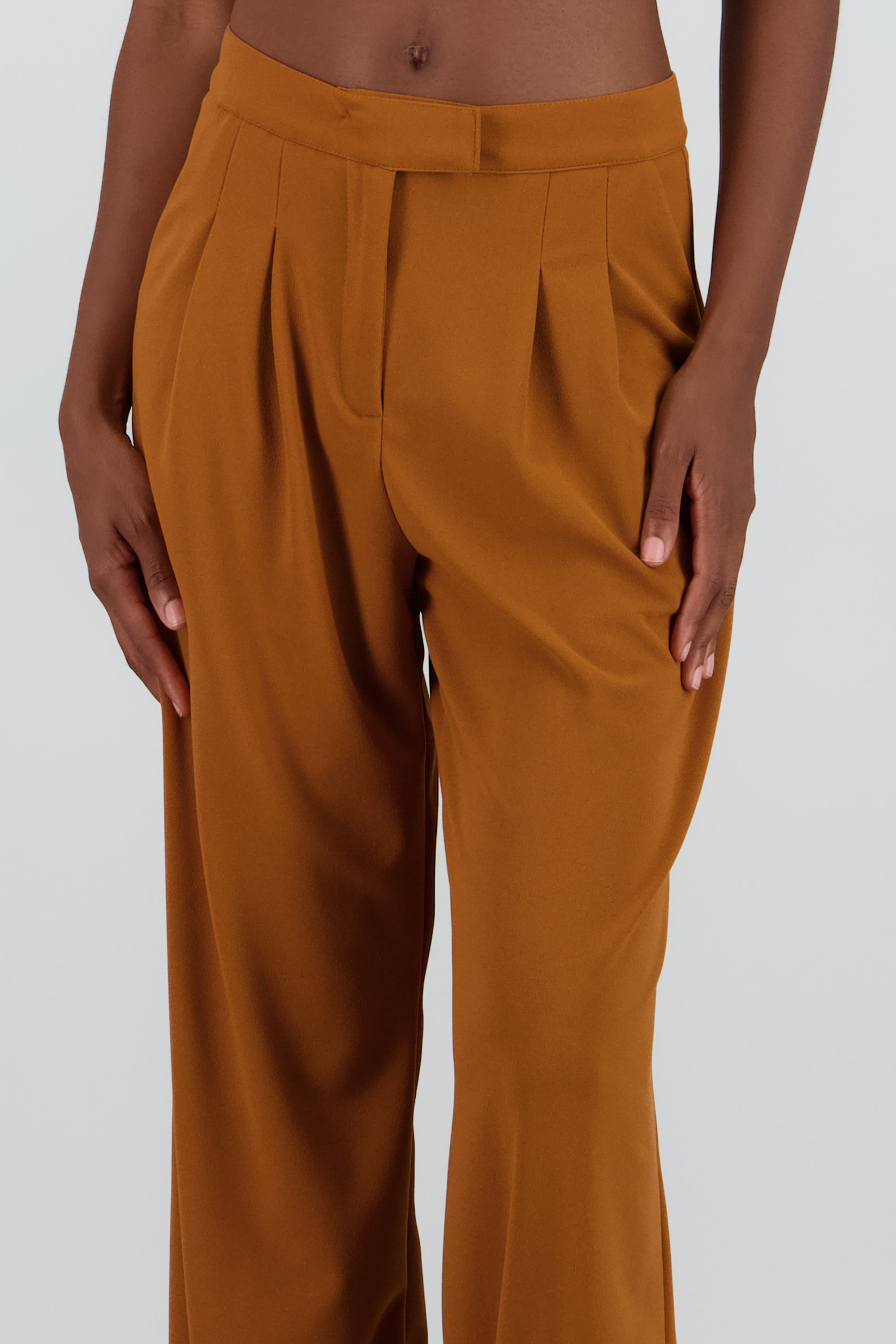 Pantalon amplio pretina doble pinza CAMELLO