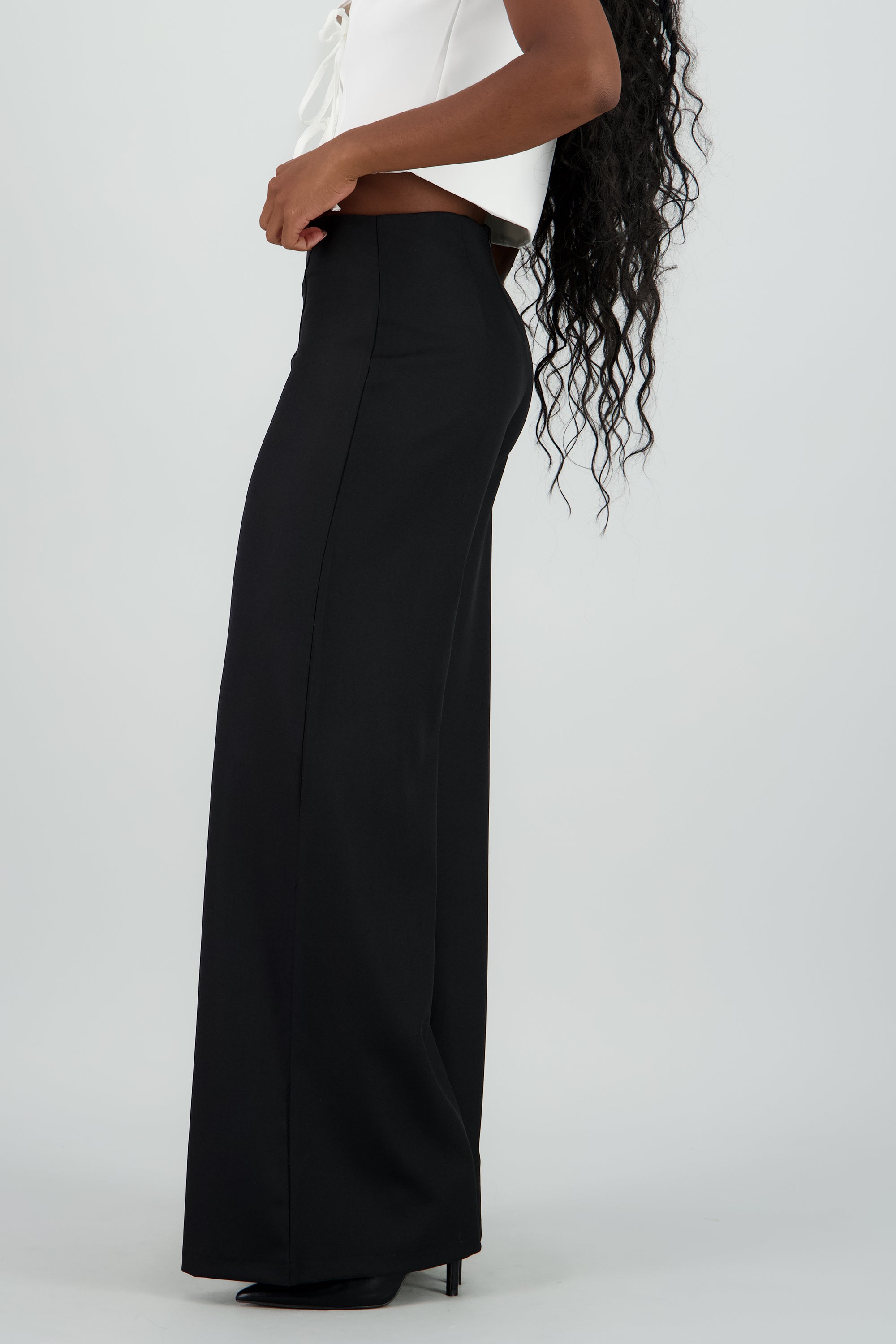 Pantalon amplio detalle costura NEGRO