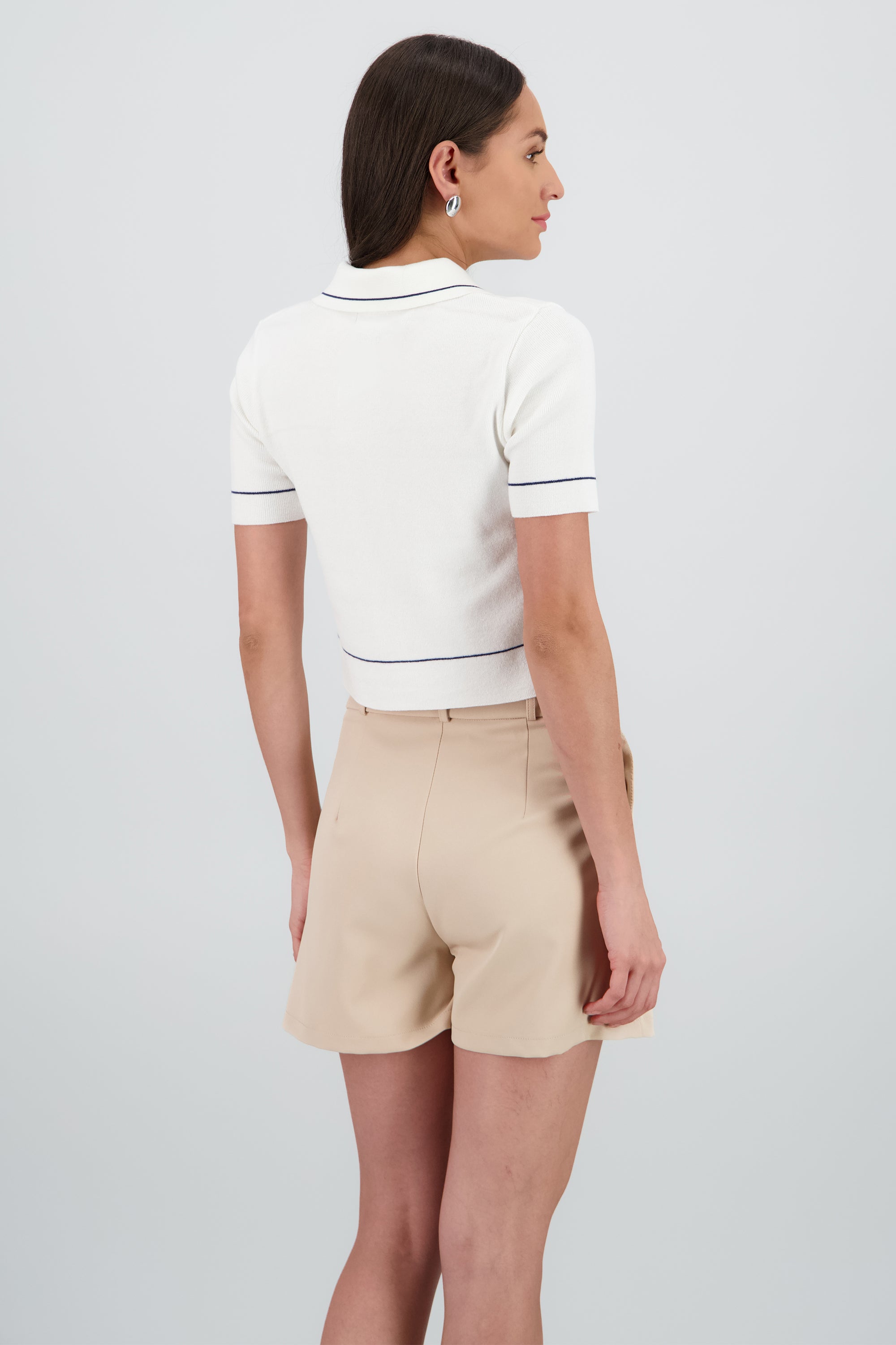 Top manga corta cuello camisero detalle linea BLANCO COMBO