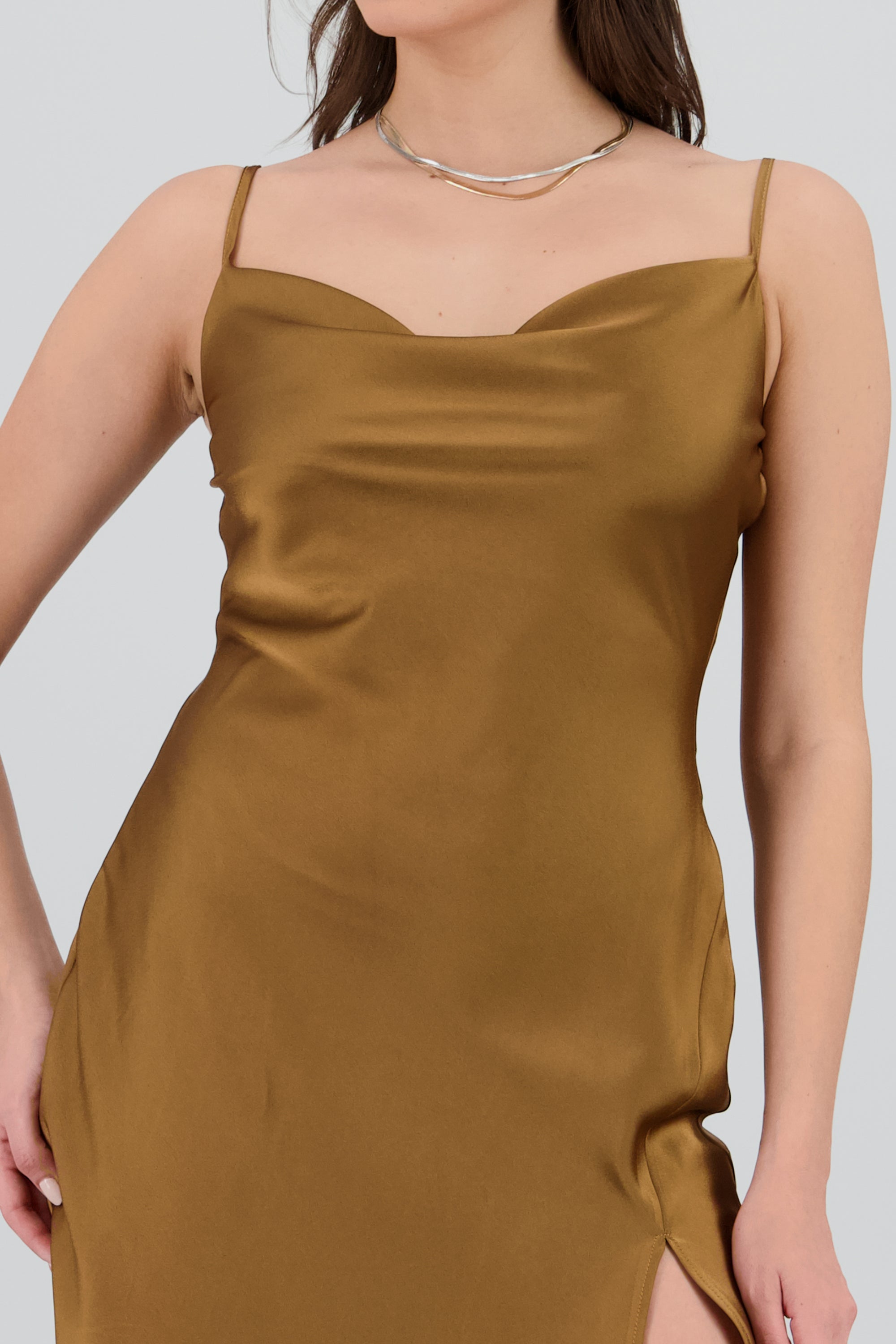 Vestido maxi satin escote columpio CHOCOLATE