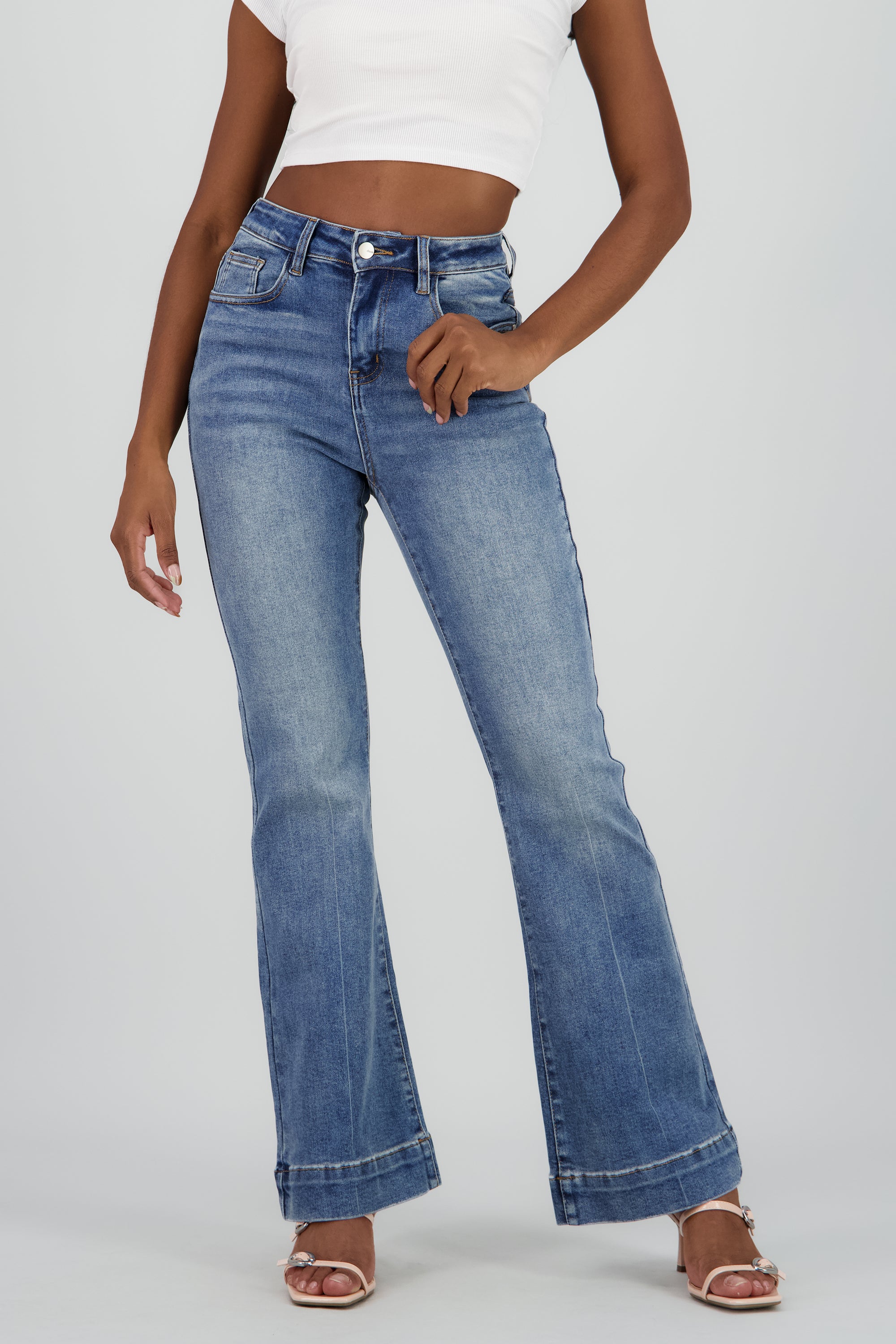 Jeans flare dobladillo slim MEDIUM WASH