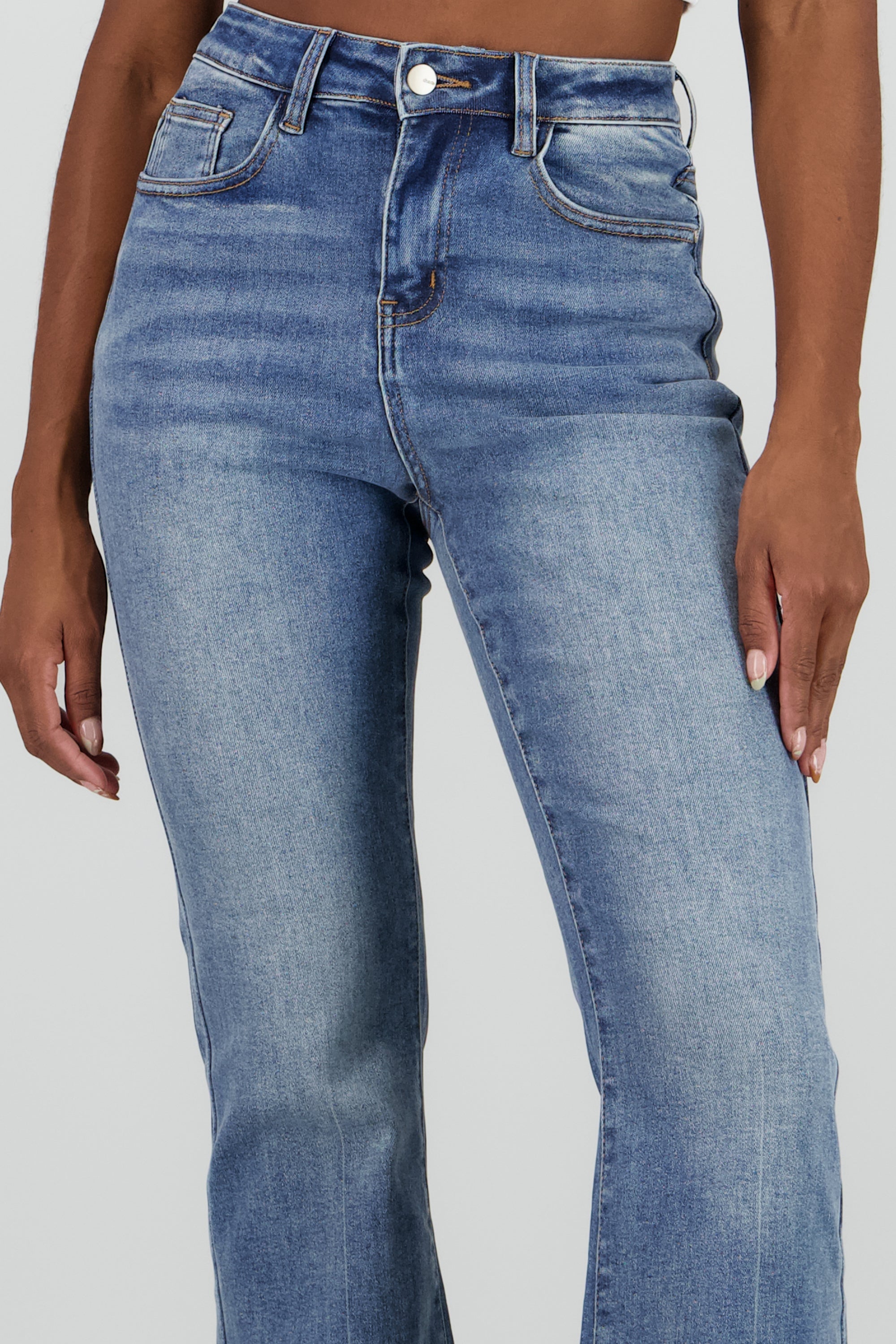 Jeans flare dobladillo slim MEDIUM WASH