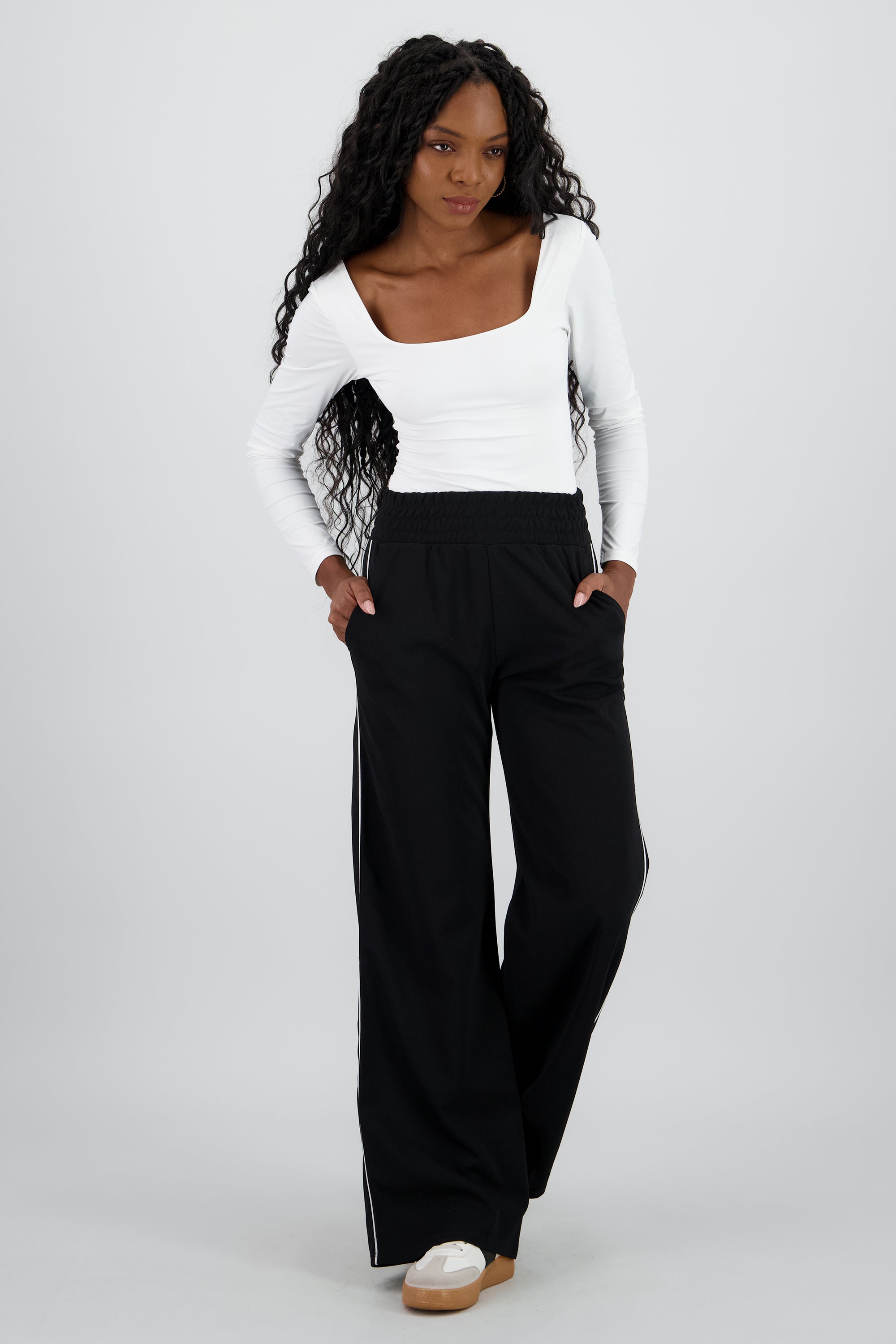 Pantalon amplio detalle resorte contraste NEGRO