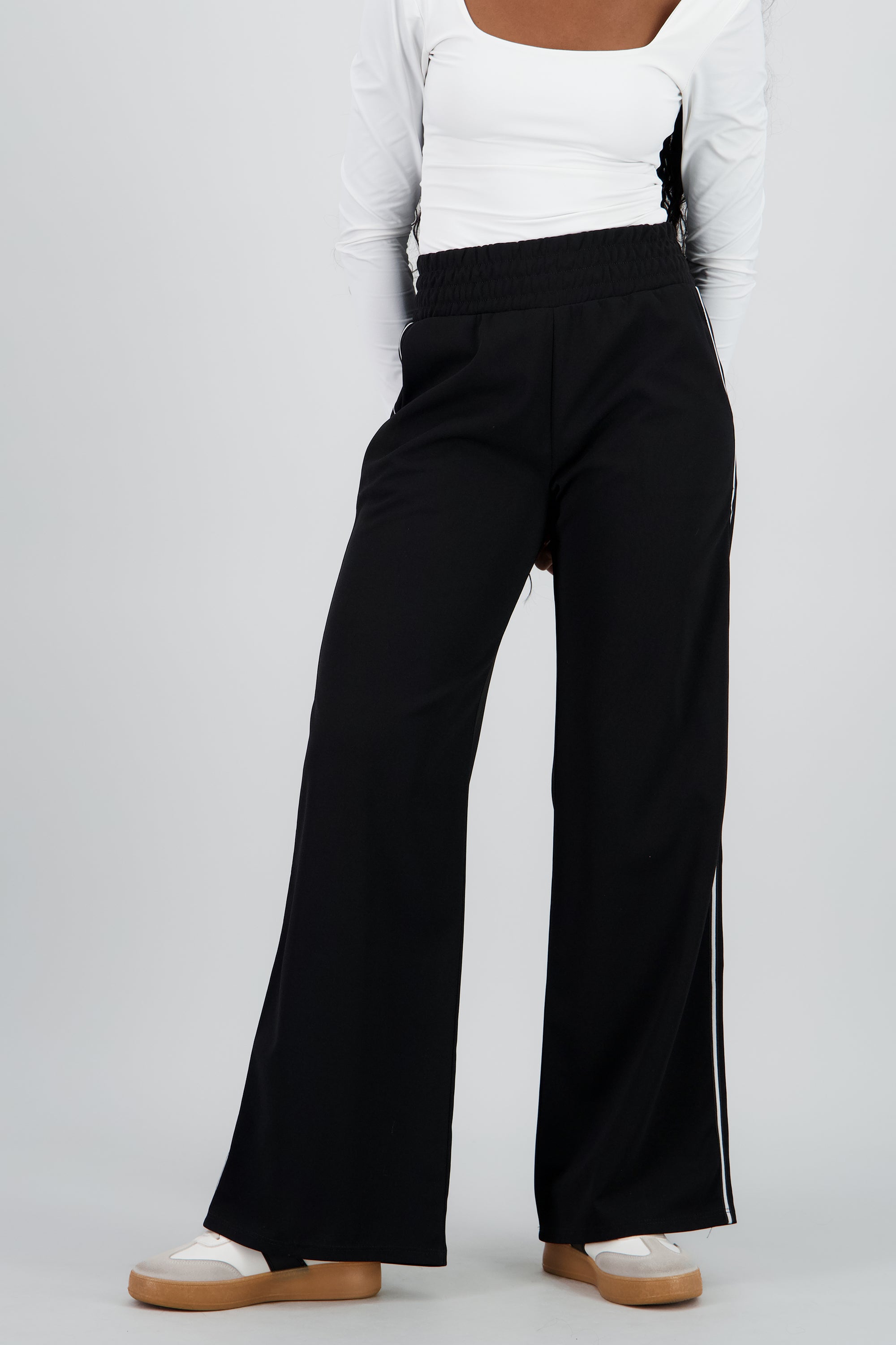 Pantalon amplio detalle resorte contraste NEGRO