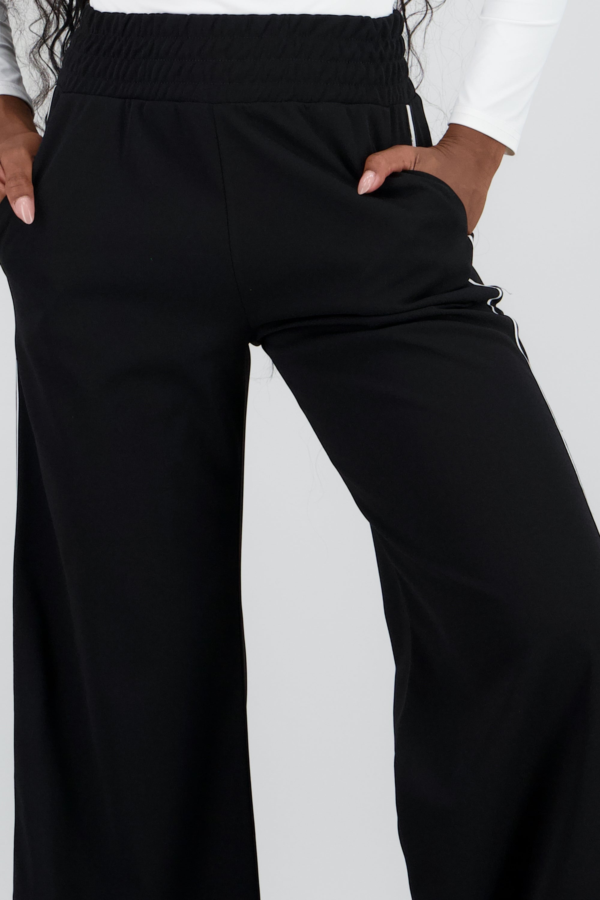 Pantalon amplio detalle resorte contraste NEGRO