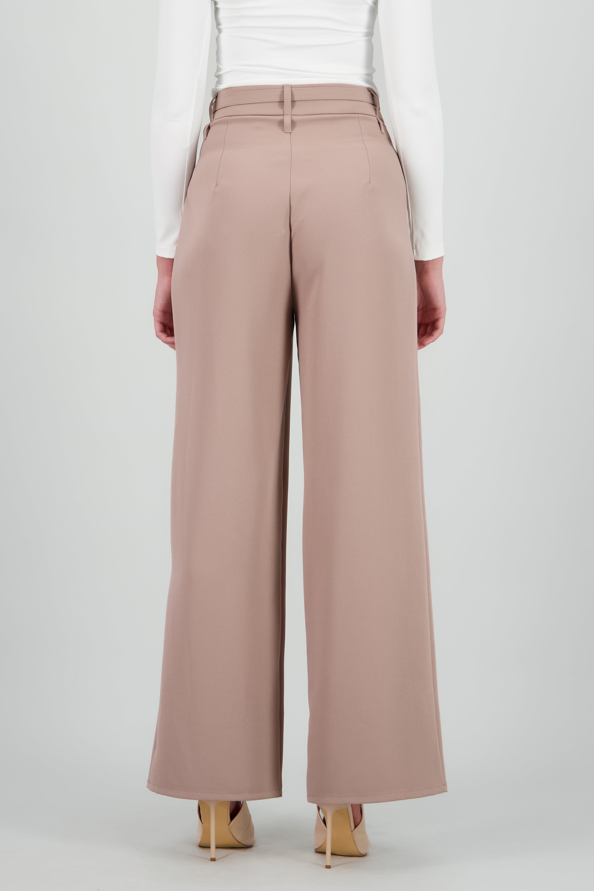 Pantalon amplio detalle cinturon TAUPE